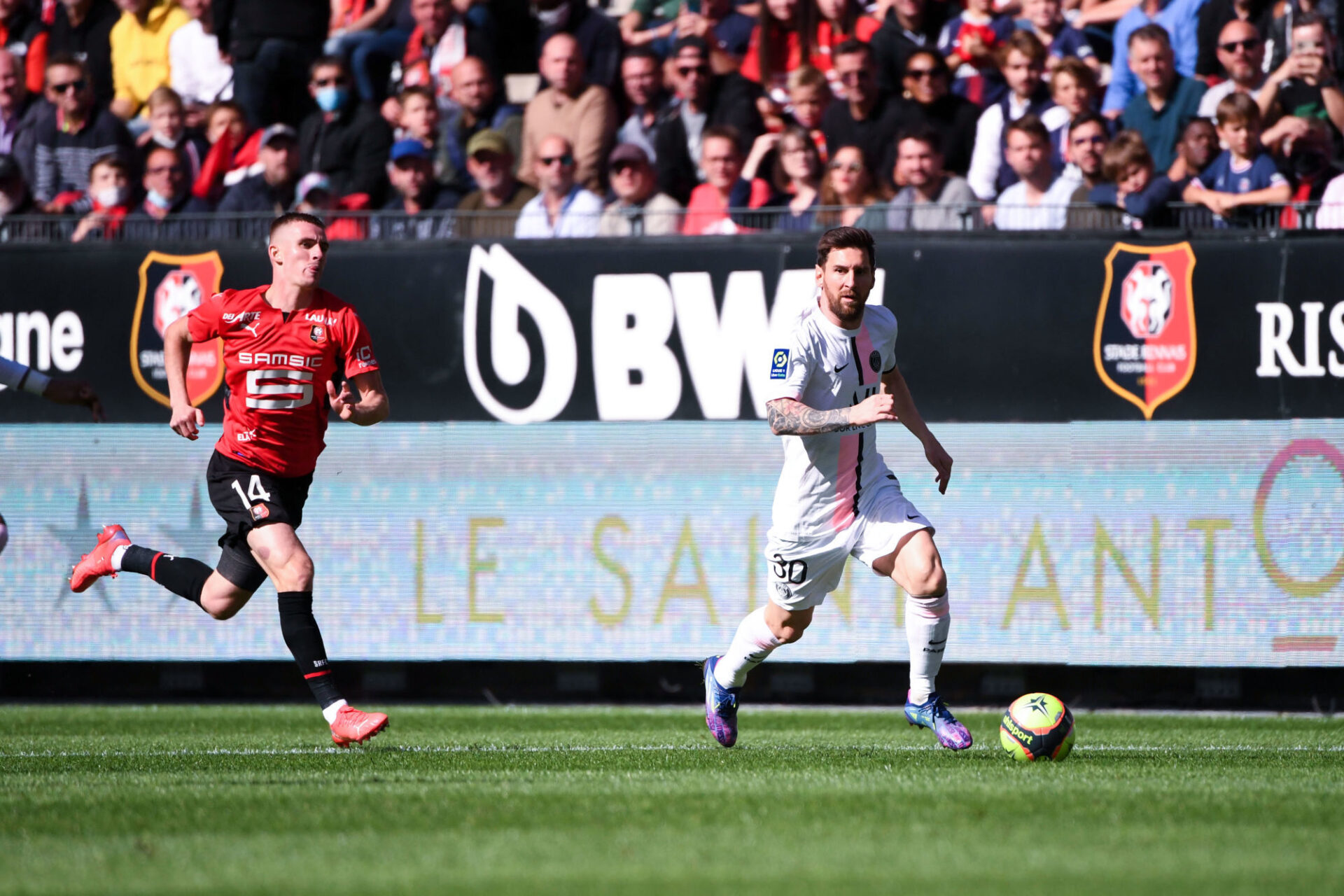 Benjamin Bourigeaud, le milieu de Rennes, a trouv&eacute; Lionel Messi "impressionnant" lors de sa premi&egrave;re confrontation contre le sextuple Ballon d'Or, dimanche 3 octobre. Ce qui n'a pas emp&ecirc;ch&eacute; le Fran&ccedil;ais de ressortir gagnant de ce duel gr&acirc;ce &agrave; la victoire des Rouge et Noir contre le PSG (2-0). Icon Sport