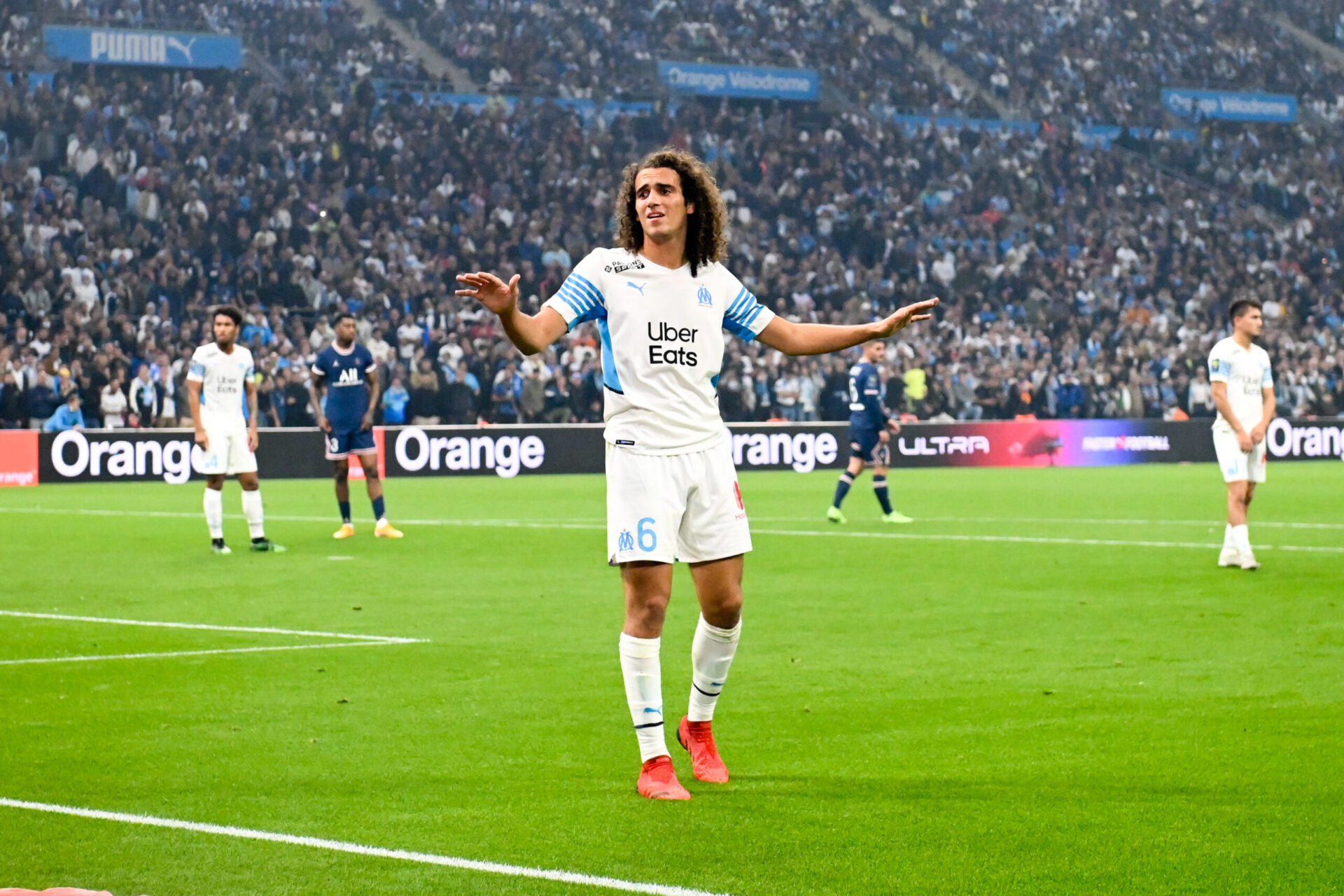 Les joueurs marseillais ont tenté de calmer leur public sans succès (iconsport)