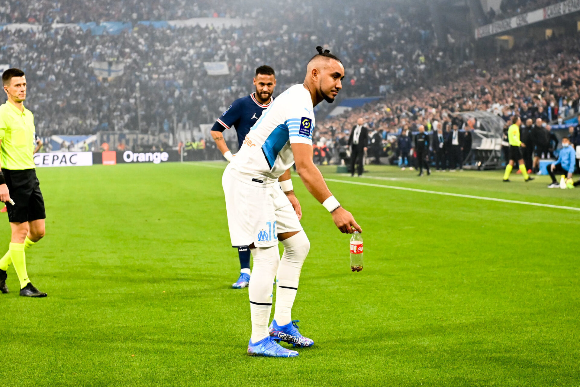 Dimitri Payet ramasse une bouteille en plastique jetée sur la pelouse par des supporters marseillais lors du match contre le PSG. Icon Sport Dimitri Payet ramasse une bouteille en plastique jetée sur la pelouse par des supporters marseillais lors du match contre le PSG. Icon Sport