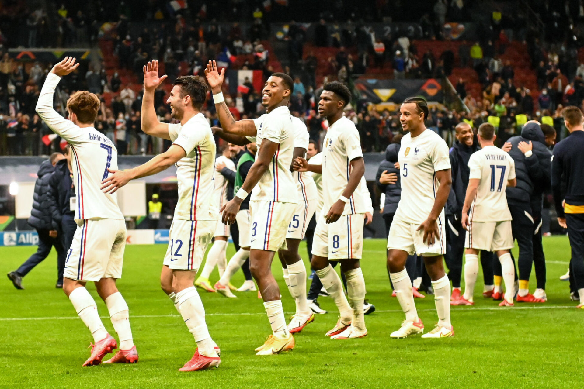 Jules Koundé (à droite) peut célébrer son premier titre international avec ses coéquipiers de l'équipe de France. Icon Sport