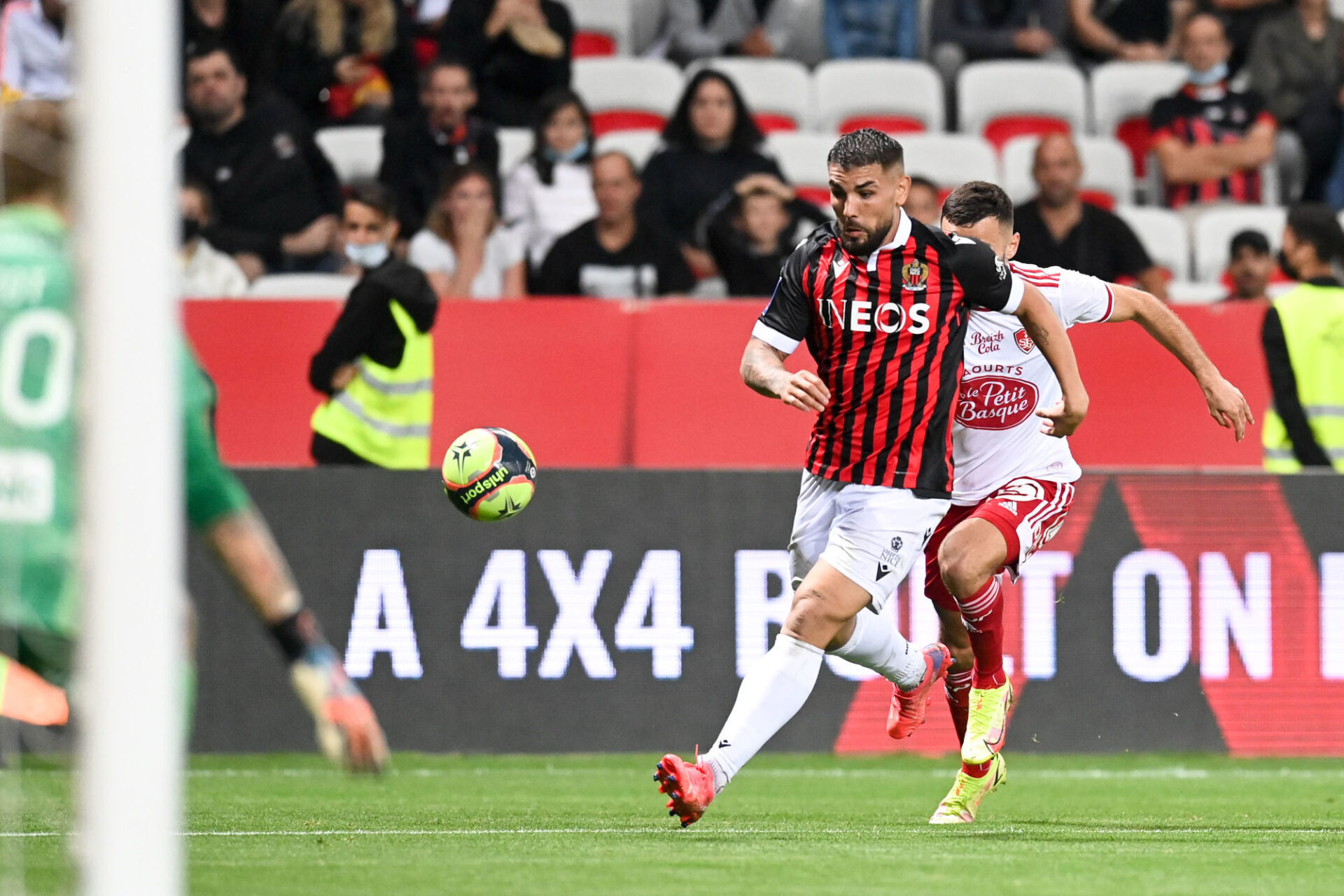 Andy Delort aurait pu ouvrir le score sans un formidable arrêt de Bizot. Icon Sport