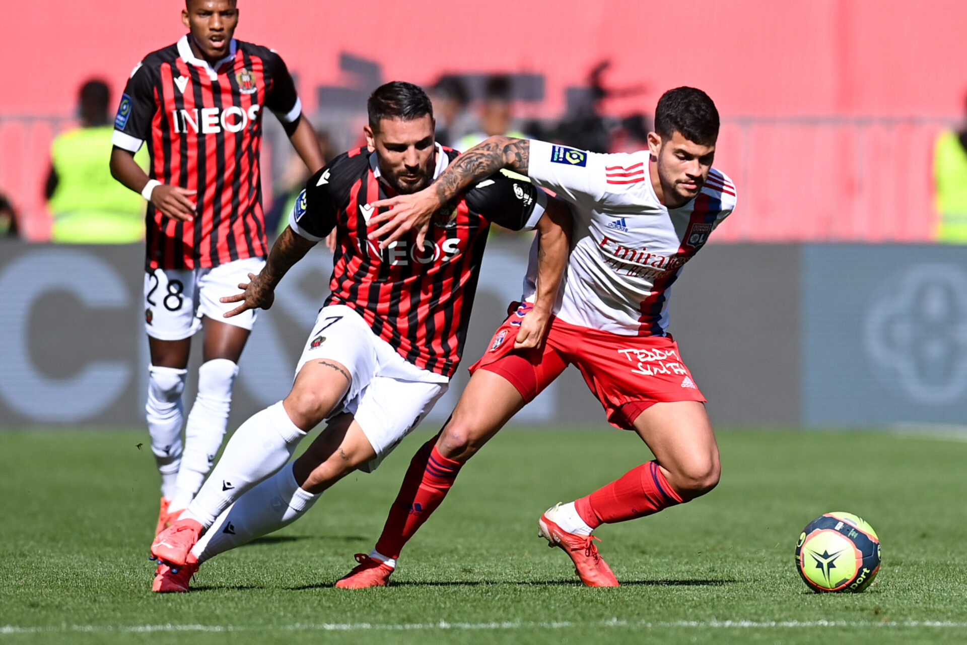 Andy Delort et Bruno Guimar&atilde;es, &agrave; la lutte pour le ballon sur la pelouse de l'Allianz Riviera lors de la rencontre entre l'OGC Nice et l'Olympique Lyonnais. Icon Sport