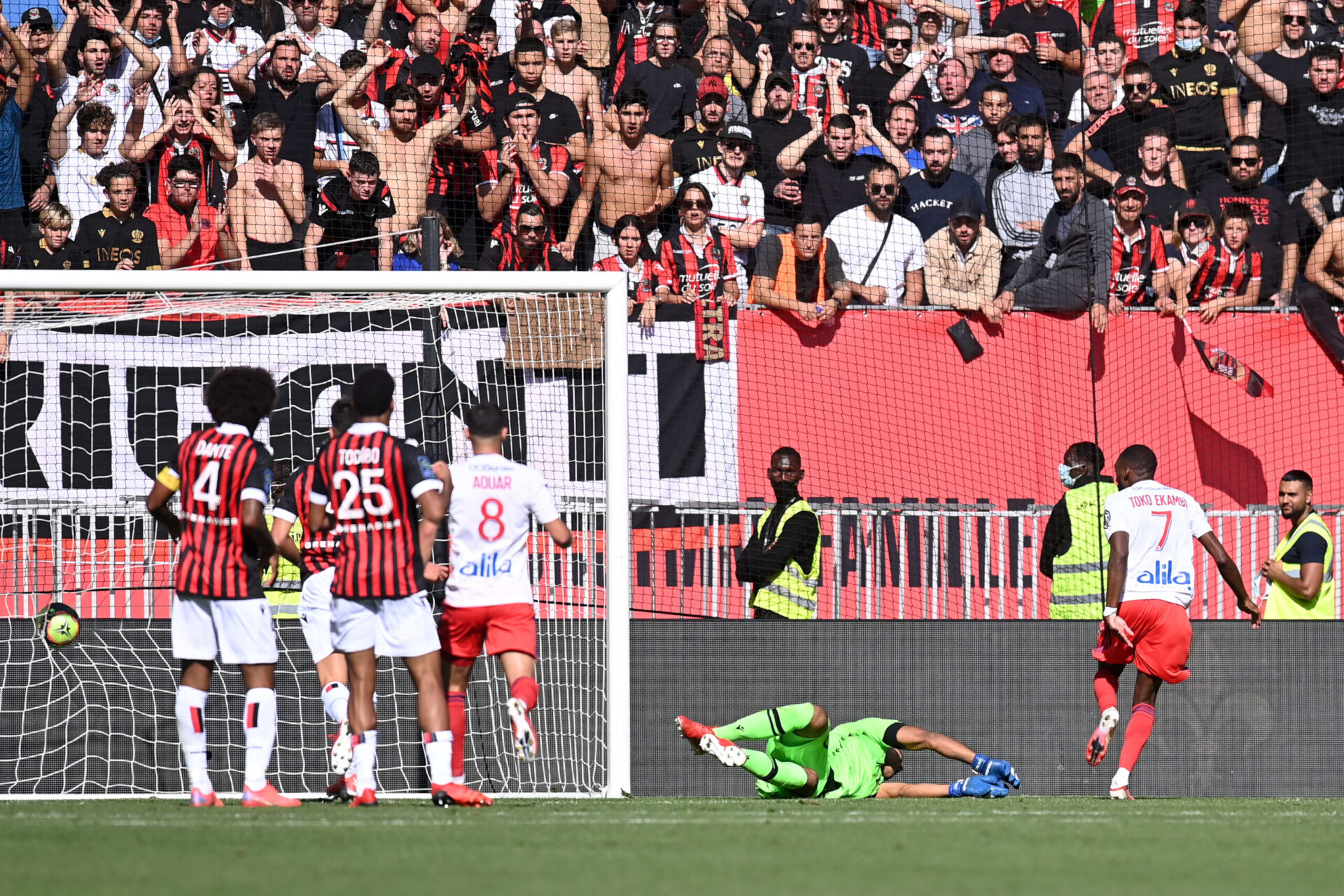 Andy Delort et Bruno Guimar&atilde;es, &agrave; la lutte pour le ballon sur la pelouse de l'Allianz Riviera lors de la rencontre entre l'OGC Nice et l'Olympique Lyonnais. Icon Sport
