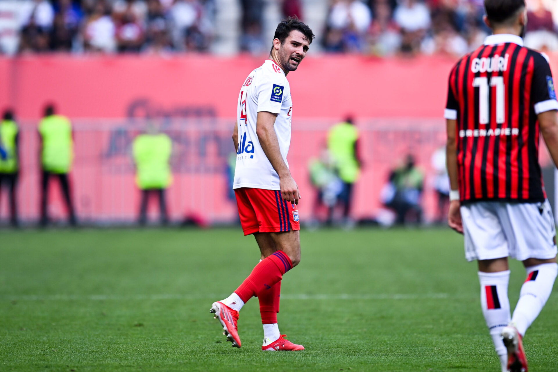 L&eacute;o Dubois ne comprend pas la r&eacute;action de son &eacute;quipe (iconsport)