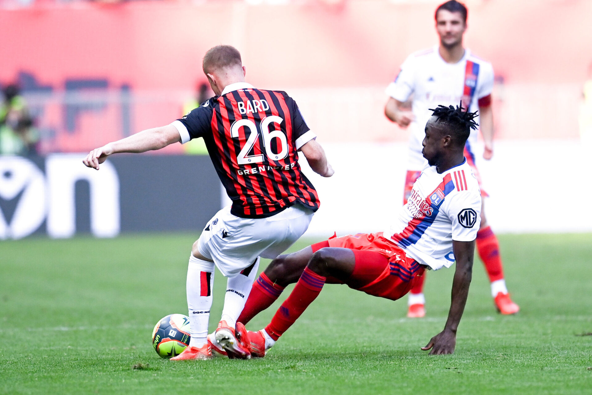 Andy Delort et Bruno Guimar&atilde;es, &agrave; la lutte pour le ballon sur la pelouse de l'Allianz Riviera lors de la rencontre entre l'OGC Nice et l'Olympique Lyonnais. Icon Sport
