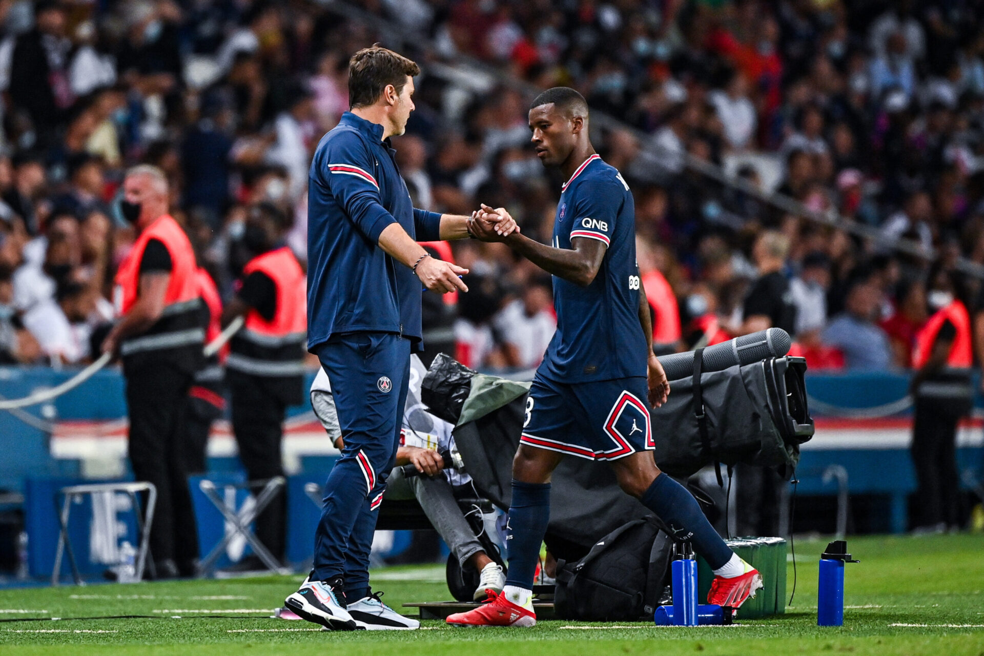 &Agrave; Bruges, pour son premier match de Ligue des champions avec Paris, Wijnaldum a &eacute;t&eacute; remplac&eacute; d&egrave;s le retour des vestiaires (iconsport)