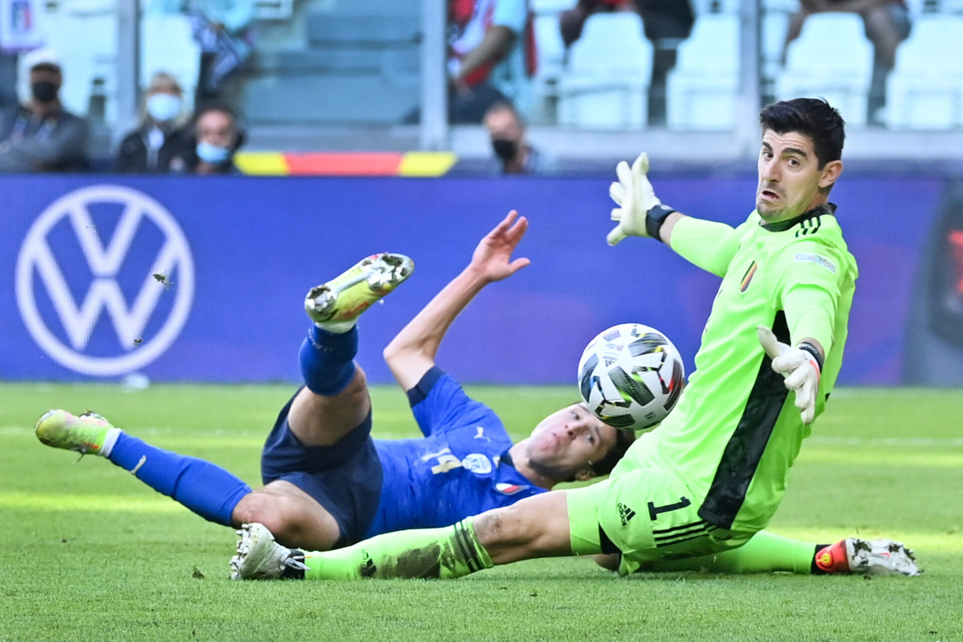Thibaut Courtois face à Federico Chiesa lors du match entre la Belgique et l'Italie (IconSport)