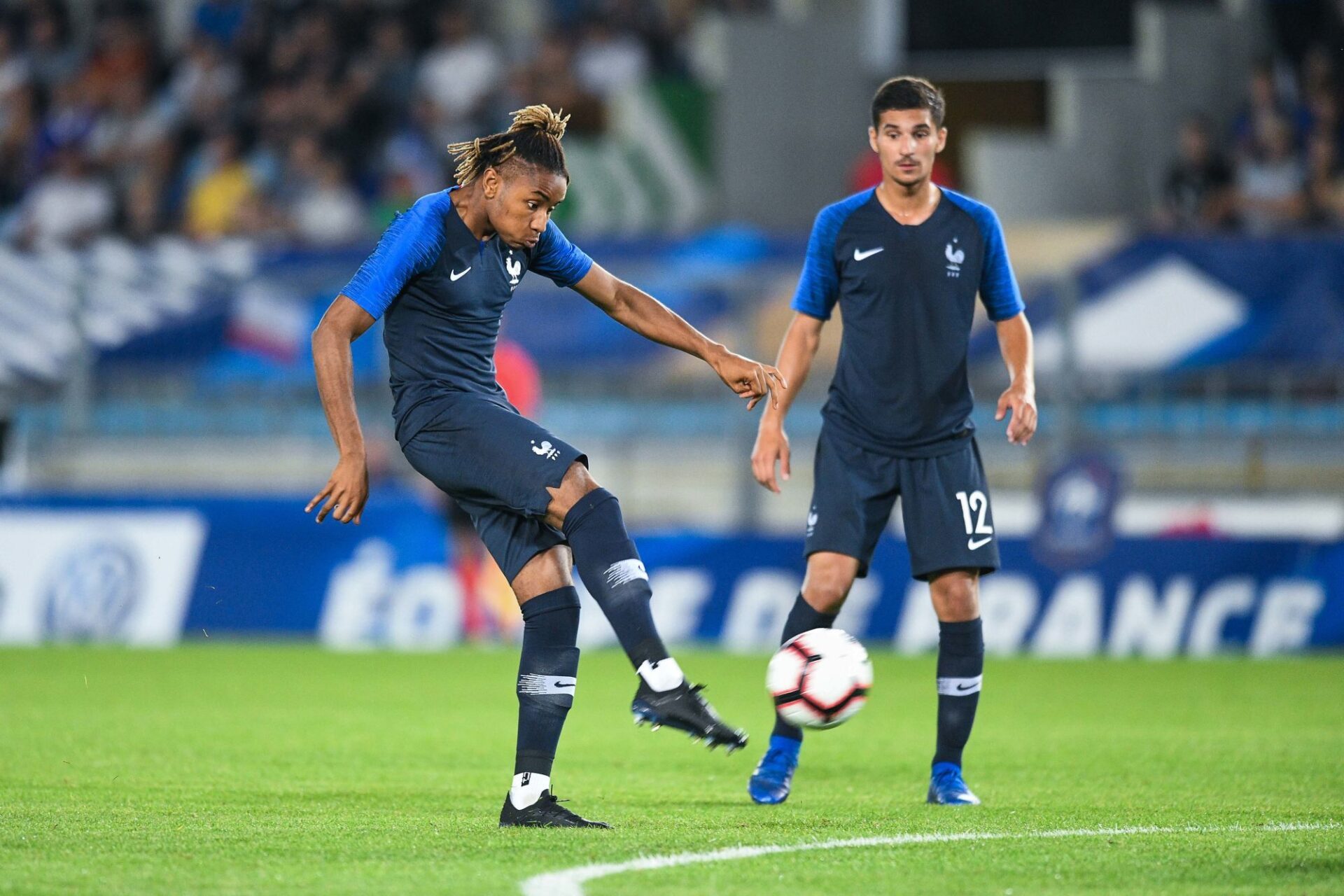 Christopher Nkunku en 2018 avec l'équipe de France Espoirs, ici aux côtés d'Houssem Aouar. Icon Sport