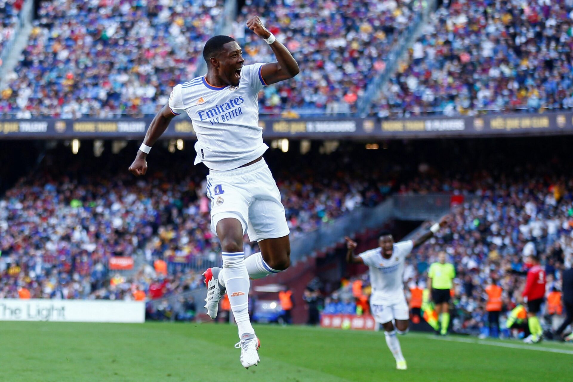 Vinicius a fait tr&egrave;s mal &agrave; la d&eacute;fense catalane. Icon Sport