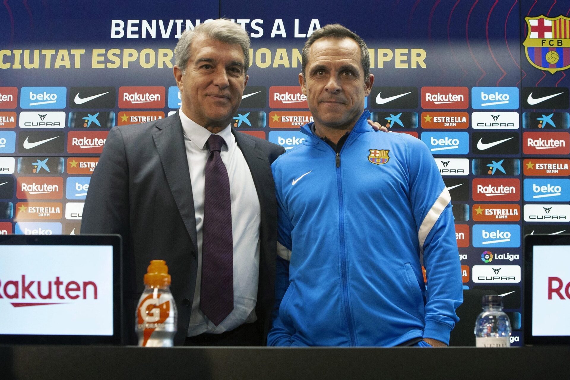 Le pr&eacute;sident Joan Laporta et le nouvel entra&icirc;neur int&eacute;rimaire du FC Barcelone, Sergi Barjuan, posent devant les journalistes en salle de presse. Icon Sport