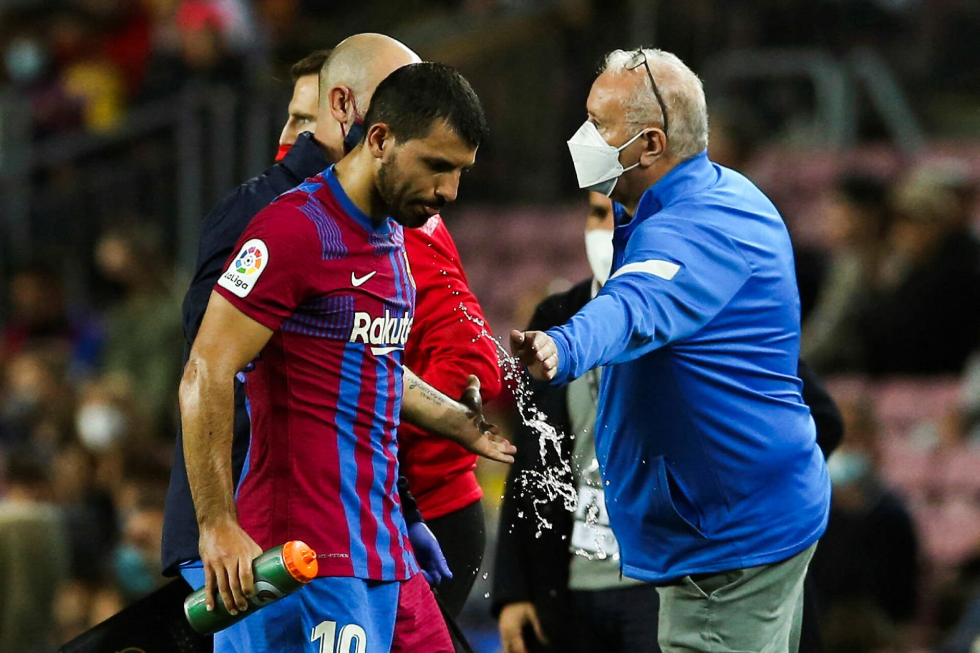 Sergio Ag&uuml;ero a pu quitter la pelouse en marchant apr&egrave;s ses douleurs &agrave; la poitrine. Icon Sport