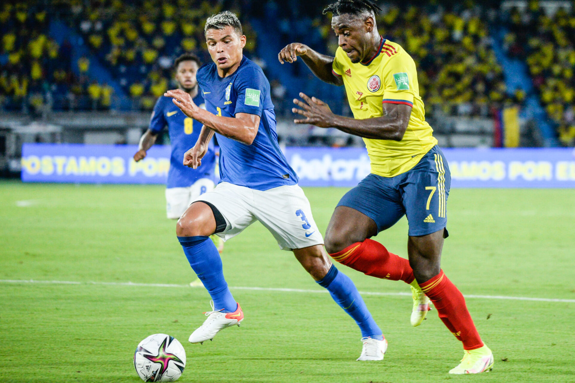 Thiago Silva au duel avec Duvan Zapata lors du match nul contre la Colombie (0-0), dimanche 10 octobre. Icon Sport