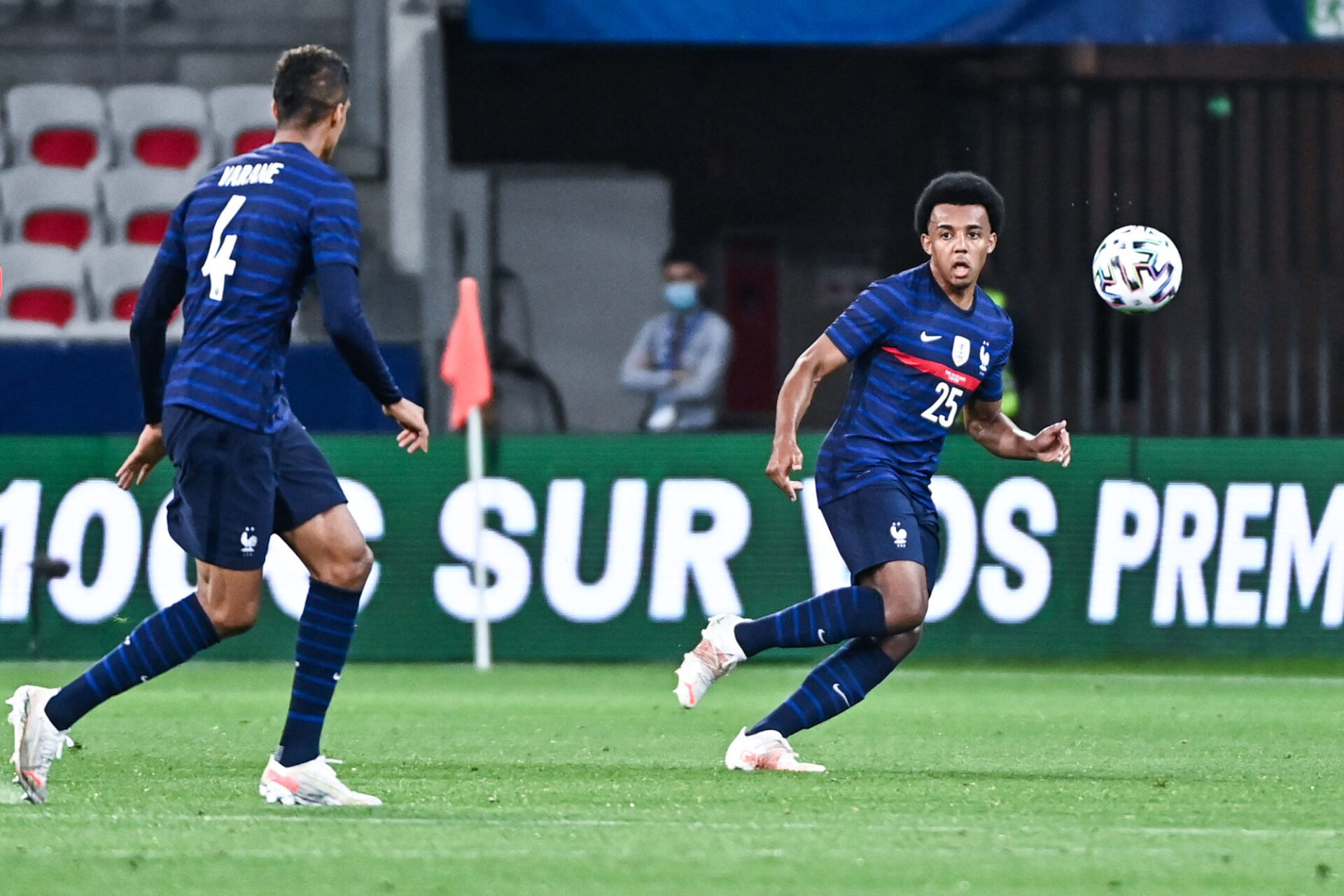 Raphaël Varane et Jules Koundé manquent logiquement de repères dans un système à trois défenseurs, qu'ils ne maîtrisent pas encore. Icon Sport