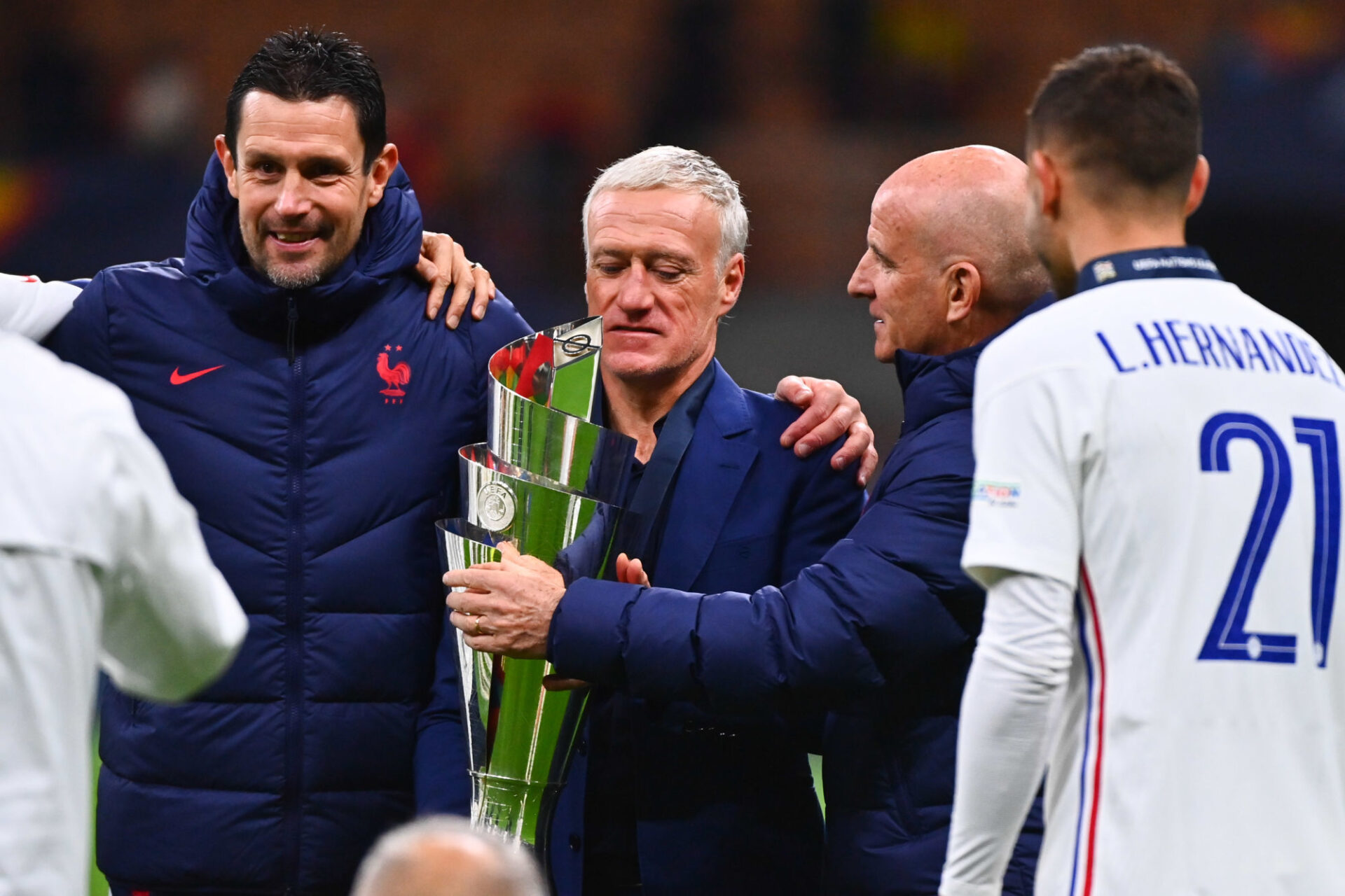 Didier Deschamps avec le trophée de la Ligue des nations. Icon Sport
