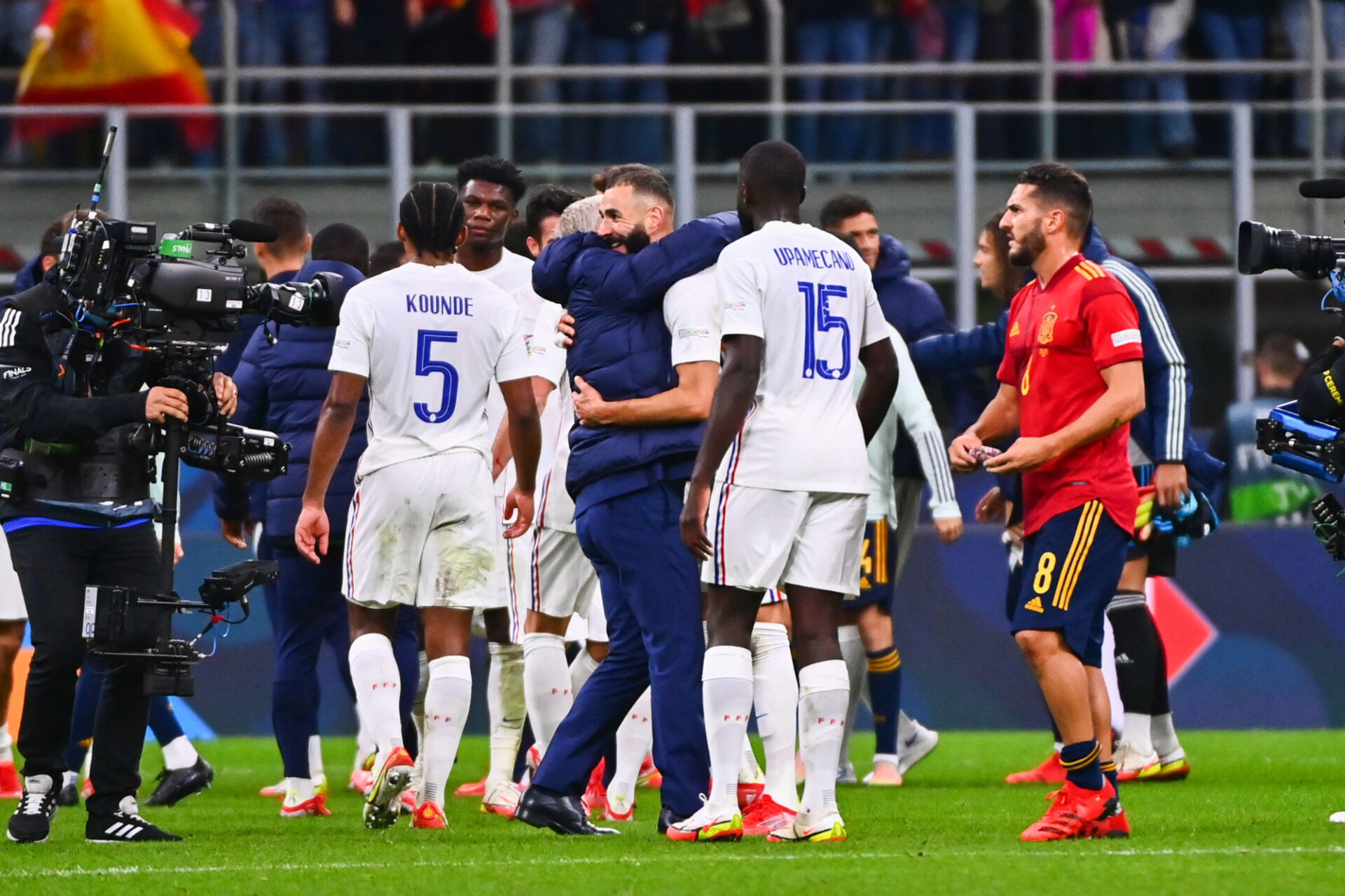 Deschamps est tombé dans les bras de Karim Benzema, qui a remporté son premier titre avec l'équipe de France. Icon Sport