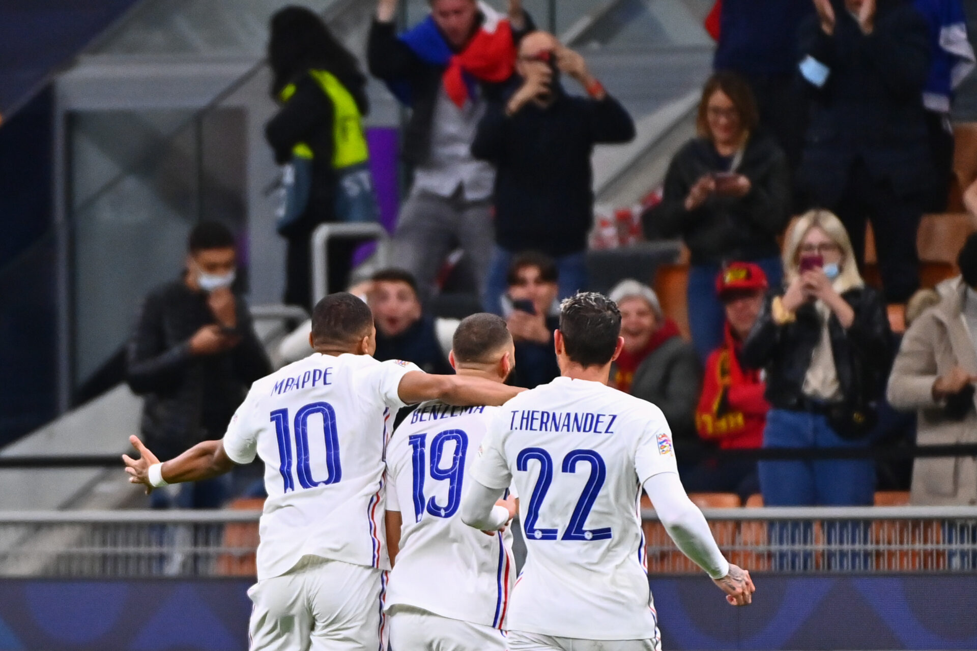 La joie des Bleus sur l'égalisation de Karim Benzema contre l'Espagne. Icon Sport