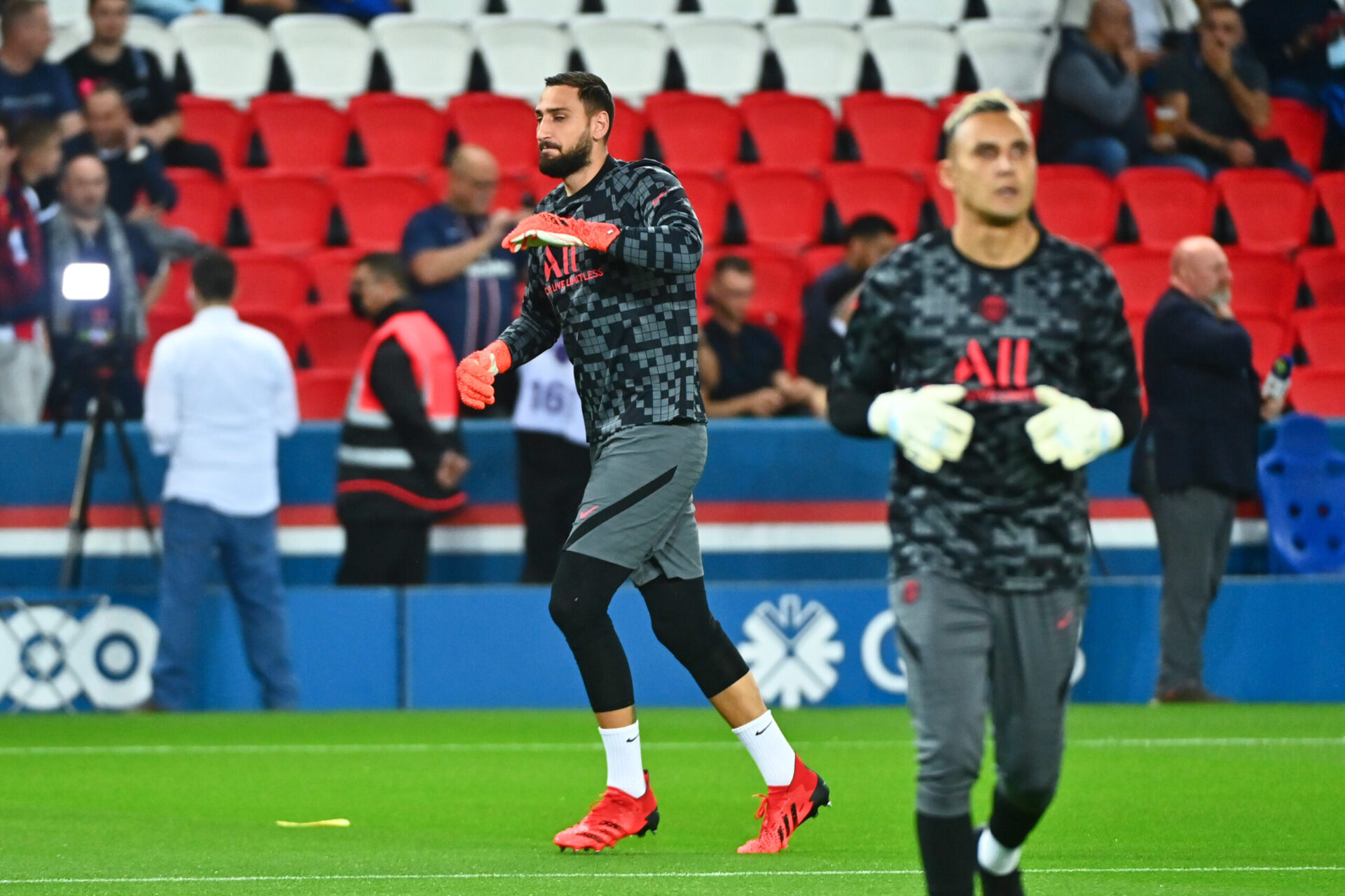 Gianluigi Donnarumma et Keylor Navas sous le maillot du PSG (iconsport)
