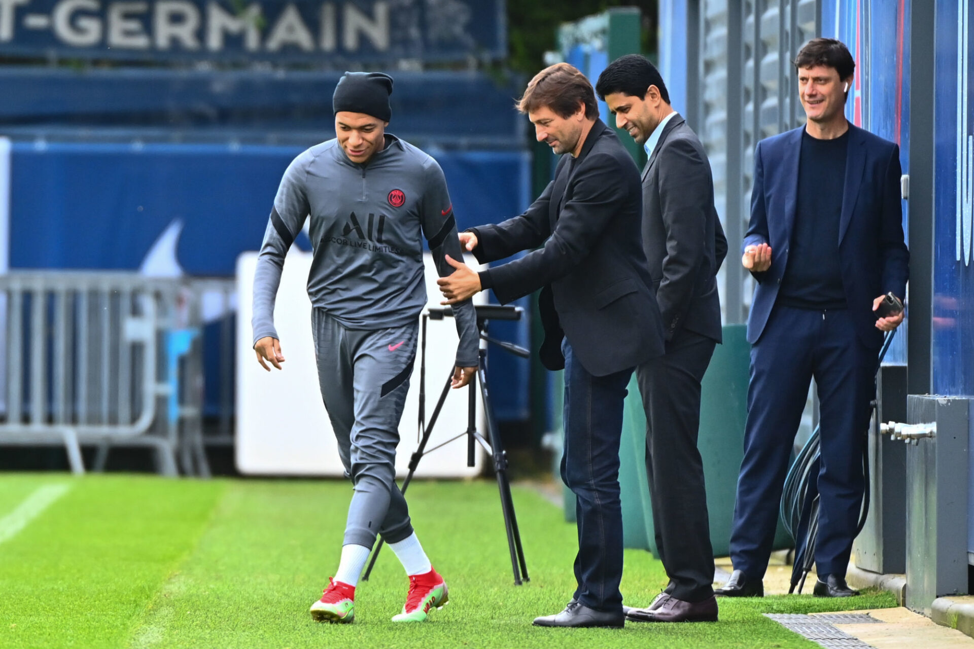 Leonardo et Nasser al-Khelaïfi veulent toujours prolonger Kylian Mbappé au PSG, afin de satisfaire les exigences de l'émir du Qatar. Icon Sport
