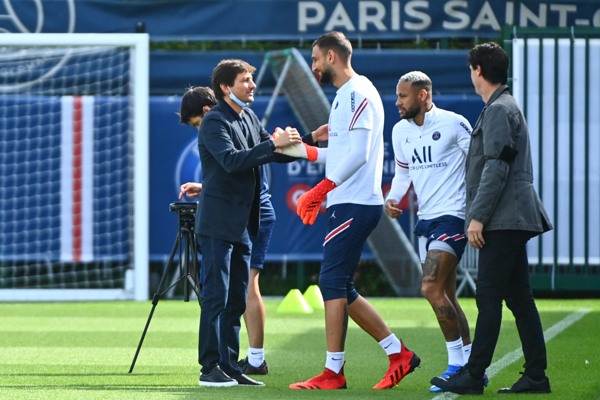 Leonardo en discussion avec Donnarumma (iconsport)