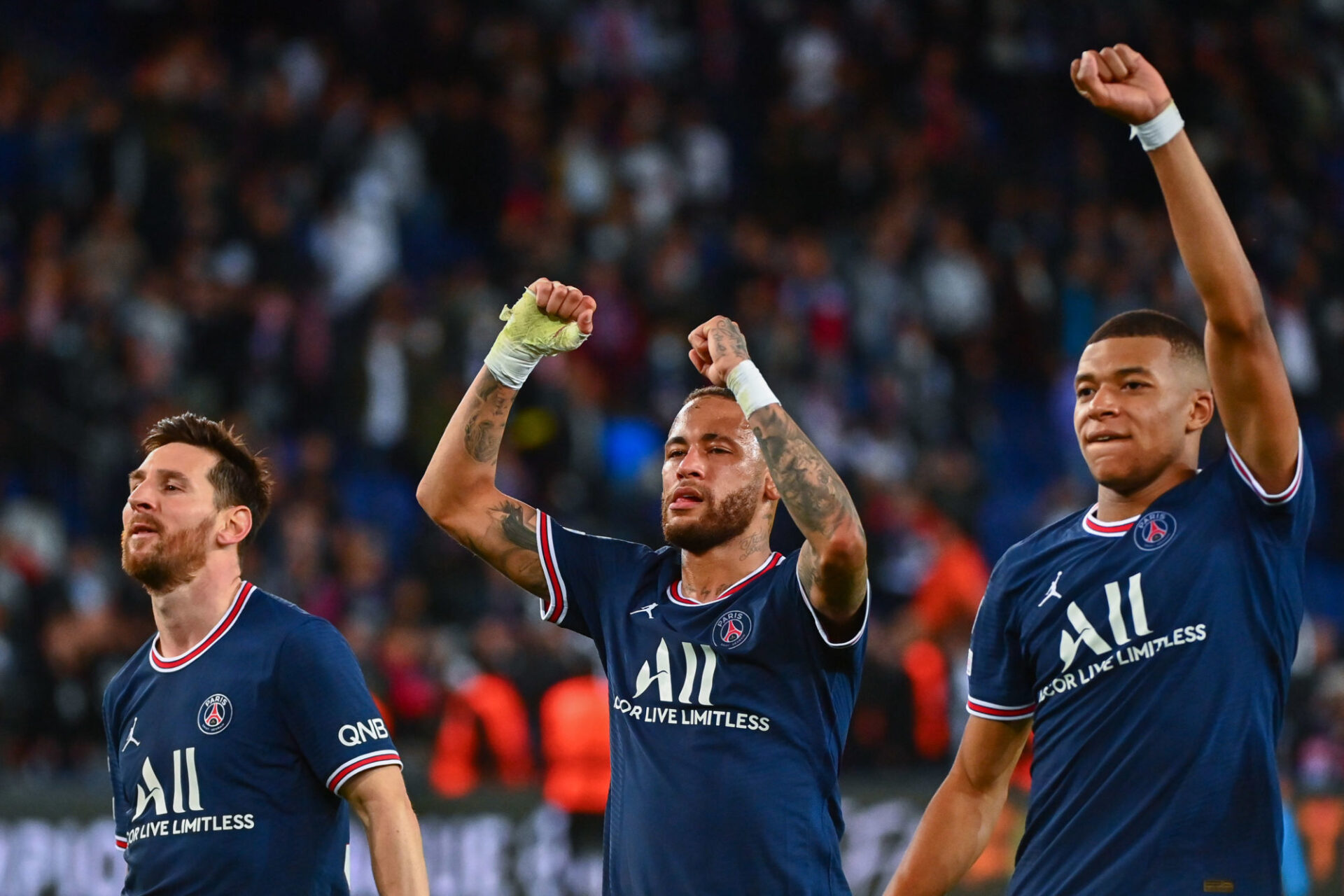 Kylian Mbappé affirme qu'il tente régulièrement de se mettre au service de Lionel Messi et Neymar. Icon Sport