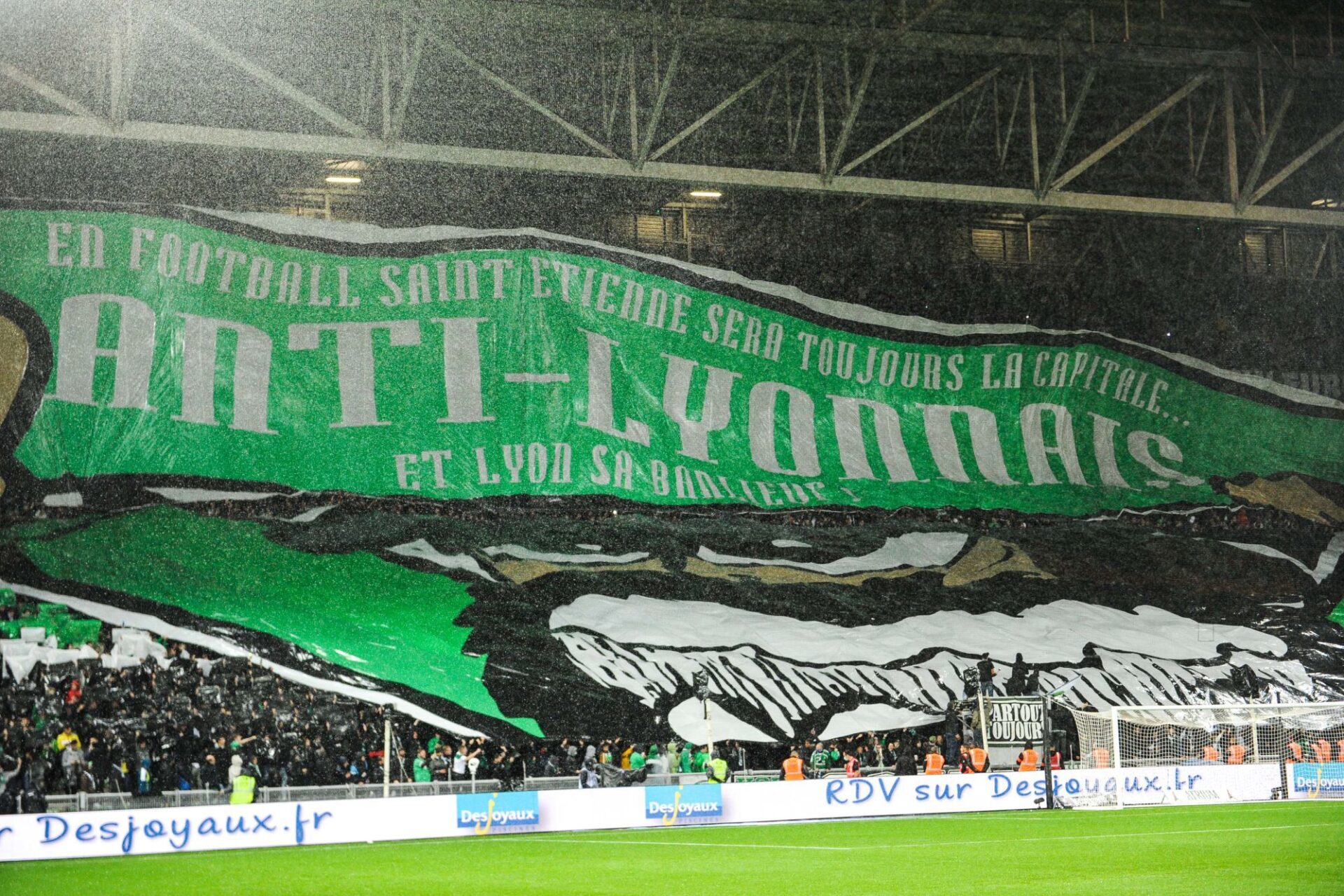 La banderole des Ultras stéphanois avant le coup d'envoi de ce 123e ASSE-OL (iconsport)