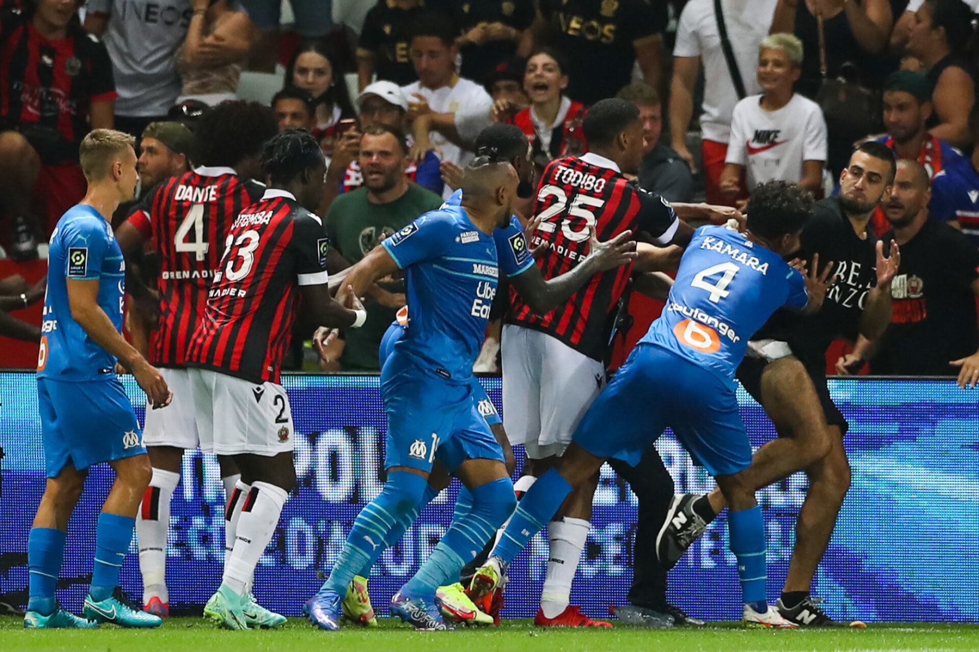 Tony Calzoni (à droite) avait tenté de donner un coup de pied à Dimitri Payet (au centre). Icon Sport