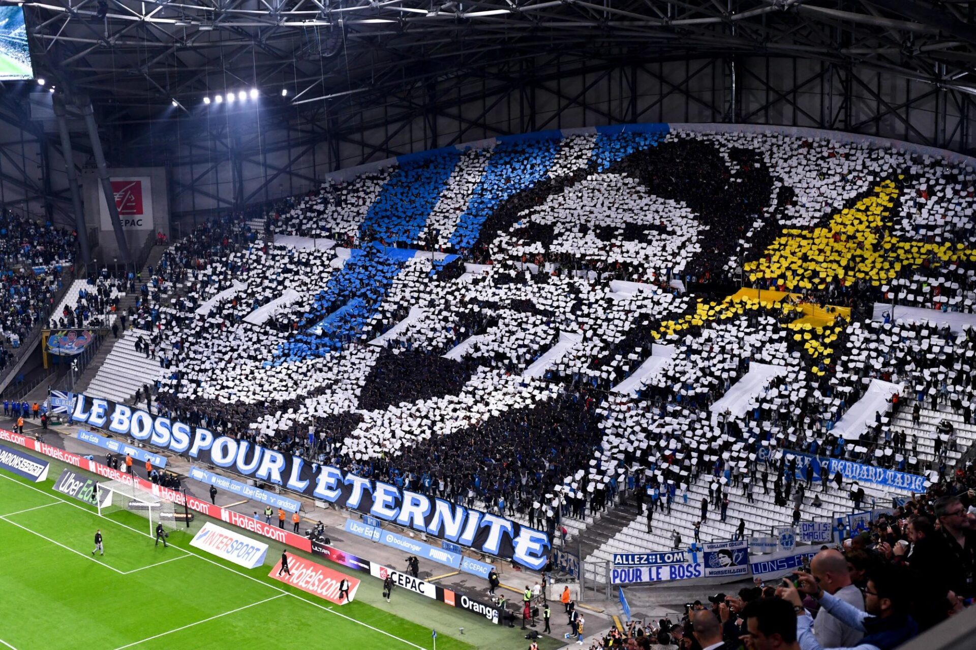 Le magnifique tifo des supporters de l'OM en hommage &agrave; Bernard Tapie, dimanche 17 octobre contre Lorient au V&eacute;lodrome. Icon Sport