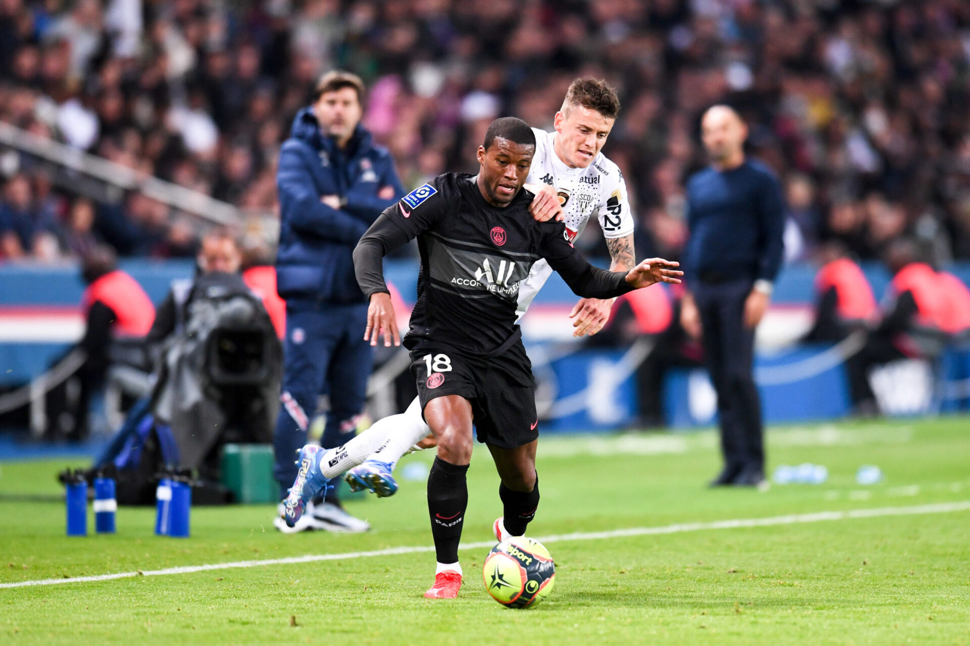 &Agrave; Bruges, pour son premier match de Ligue des champions avec Paris, Wijnaldum a &eacute;t&eacute; remplac&eacute; d&egrave;s le retour des vestiaires (iconsport)