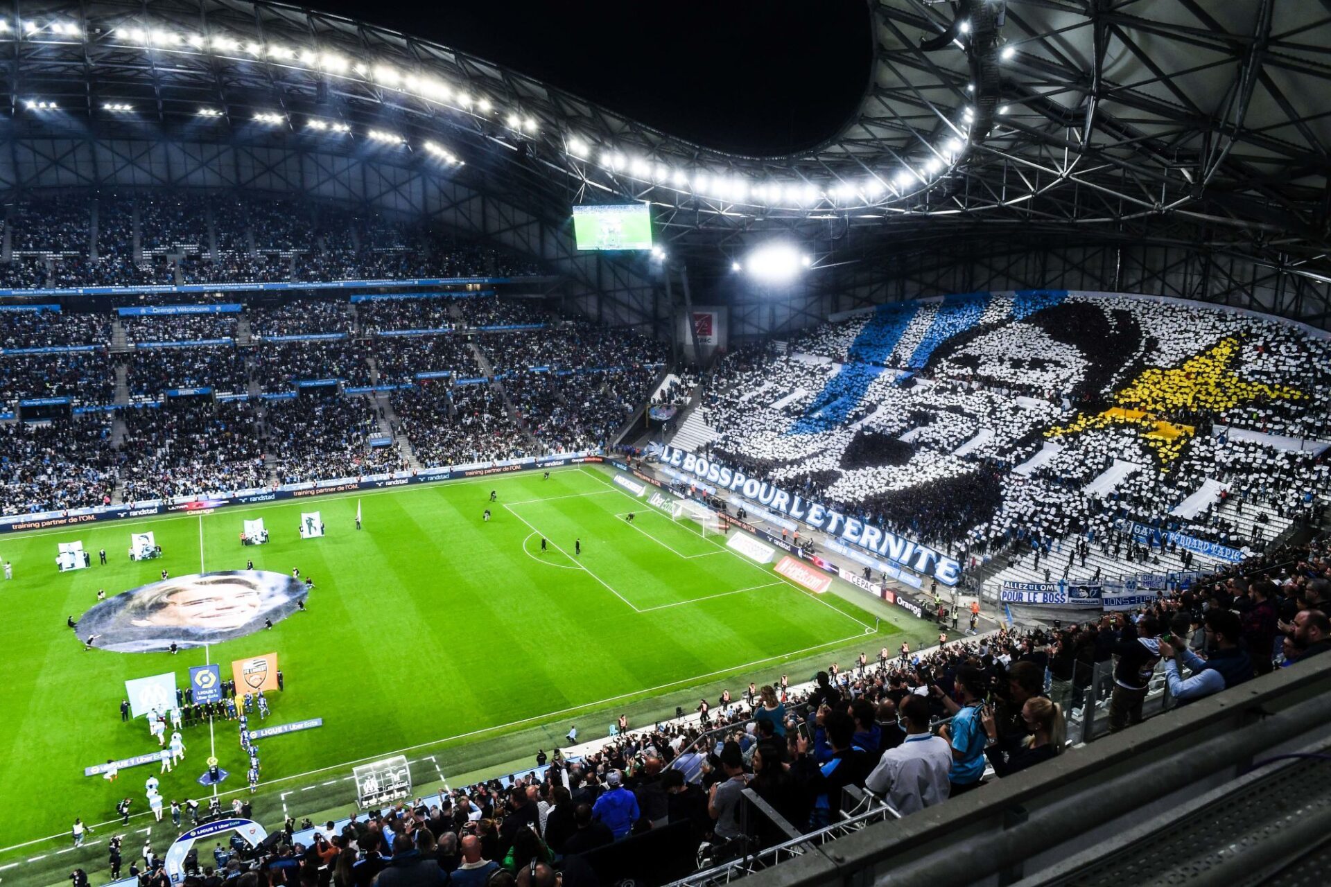 Les supporters de l'OM n'ont pas manqu&eacute; de rendre hommage &agrave; leur ancien pr&eacute;sident Bernard Tapie (iconsport)