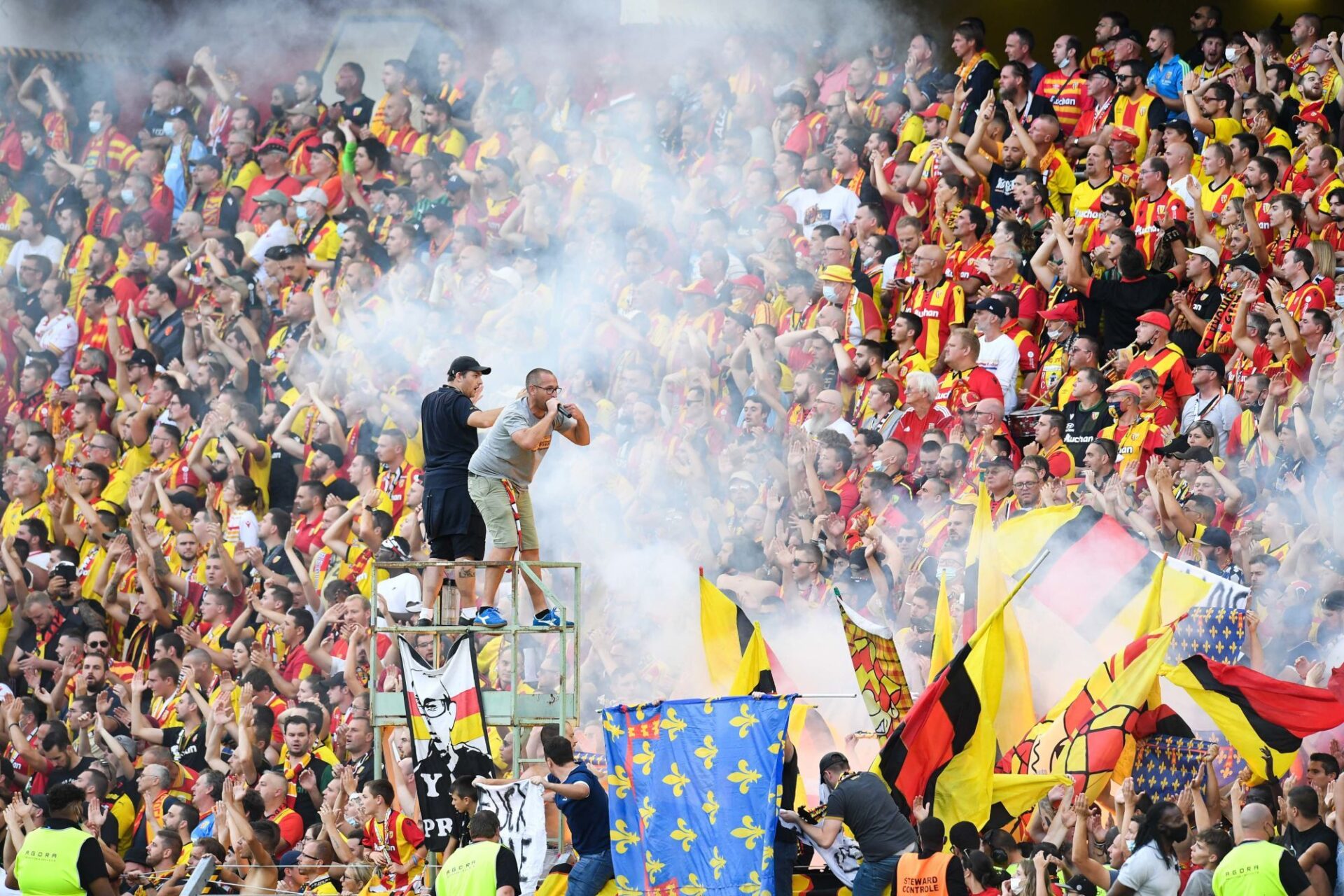 Le chaud public du stade Bollaert-Delelis transcende les joueurs de Lens. Icon Sport