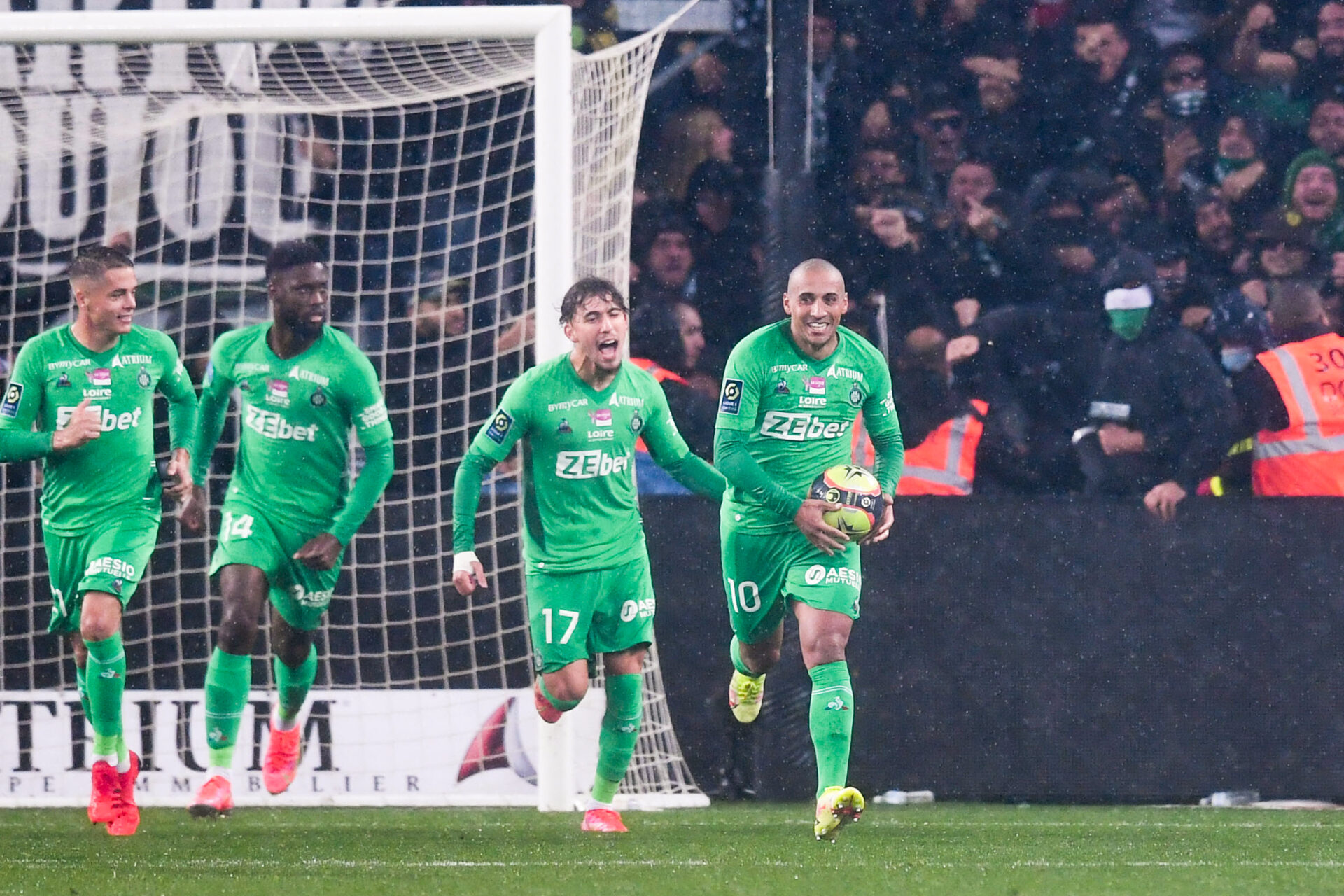 Avant de marquer dans le temps additionnel, l'ASSE de Puel a touché les montants à deux reprises contre Lyon (iconsport)
