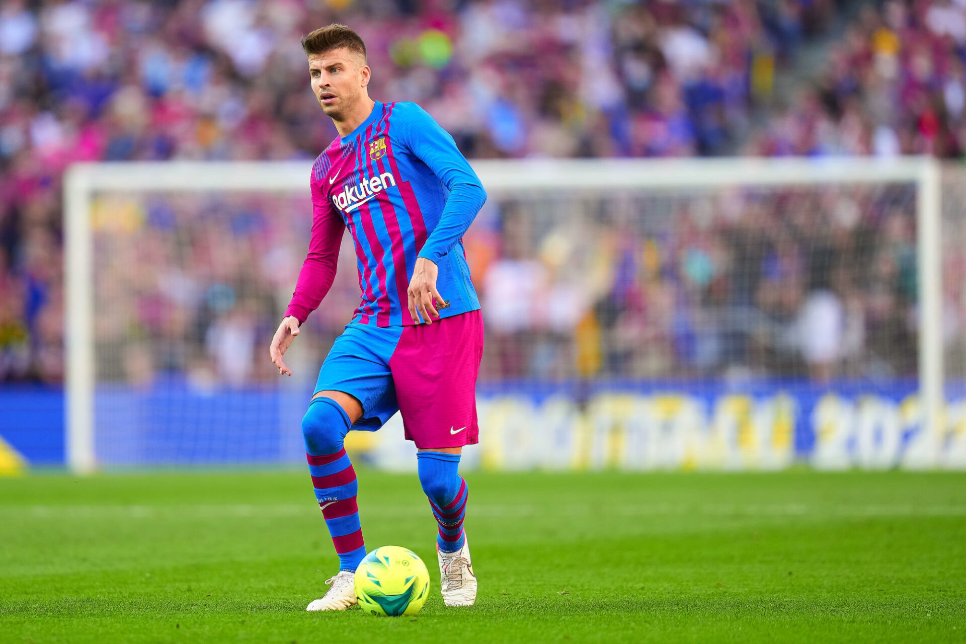 Sergio Ag&uuml;ero a pu quitter la pelouse en marchant apr&egrave;s ses douleurs &agrave; la poitrine. Icon Sport