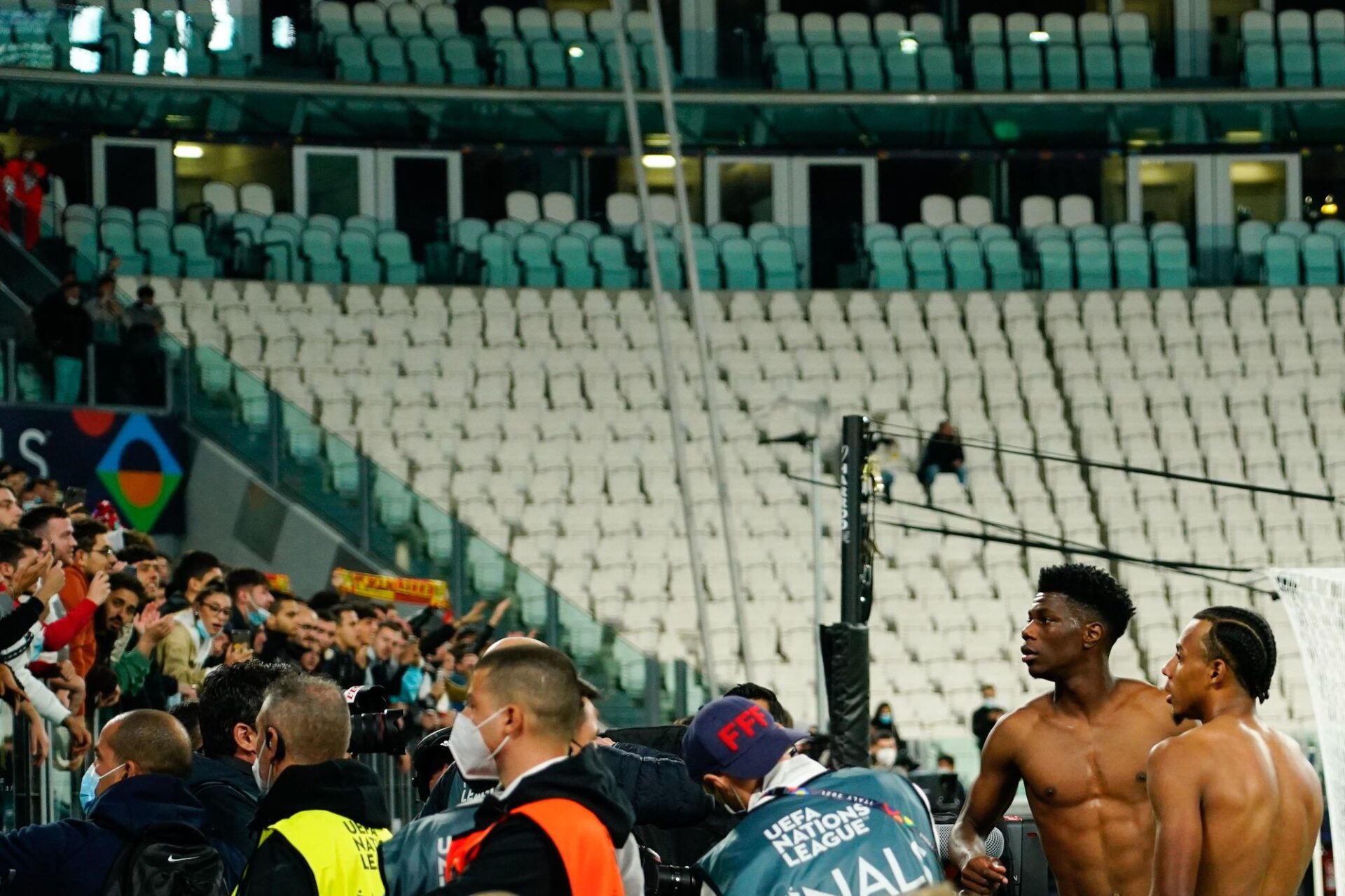 Jules Koundé (à droite) contemple avec circonspection les tribunes après avoir donné son maillot à la fin du match France-Belgique. Icon Sport