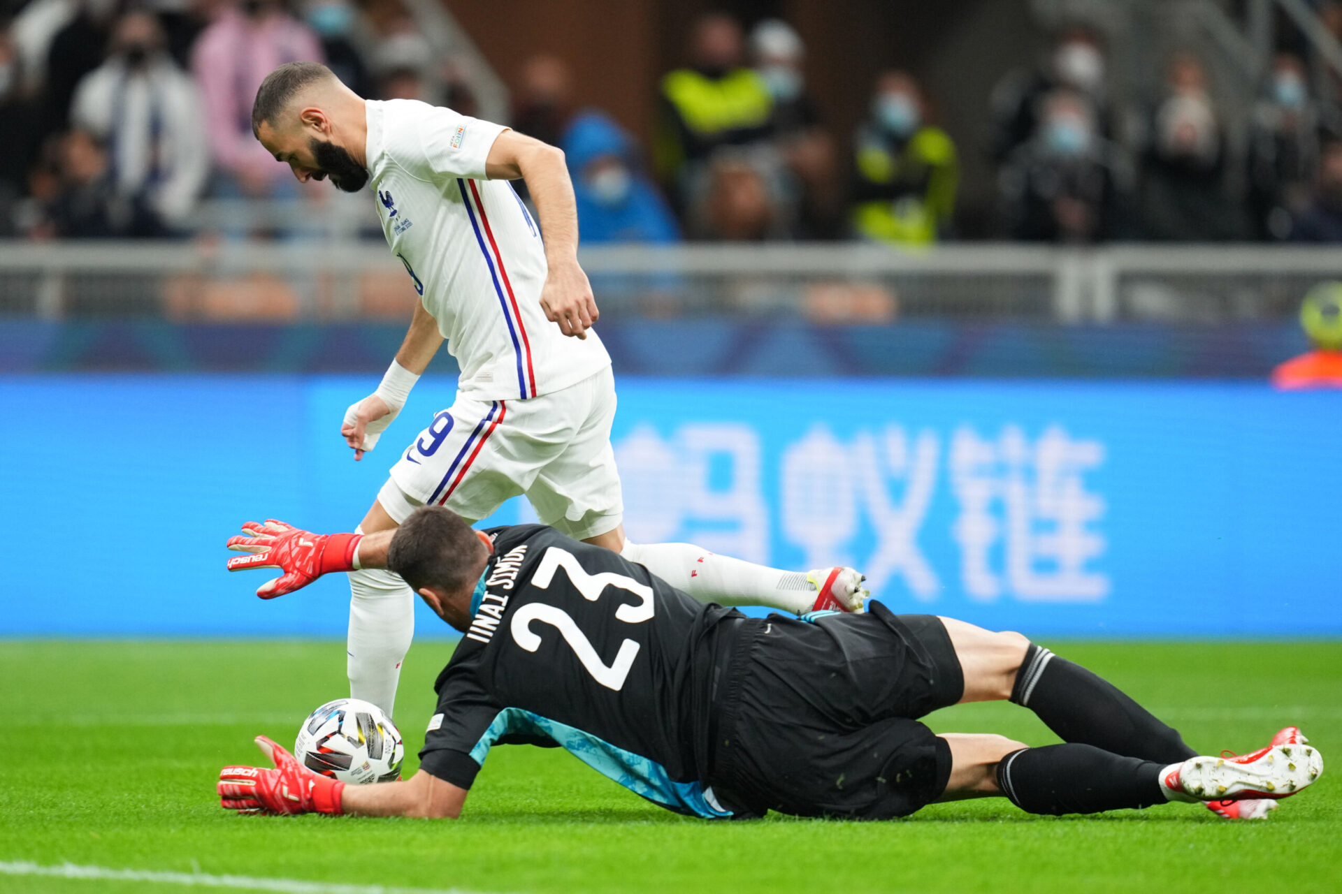 Karim Benzema, face à Unai Simón en finale de Ligue des nations, sur la pelouse de San Siro. Icon Sport