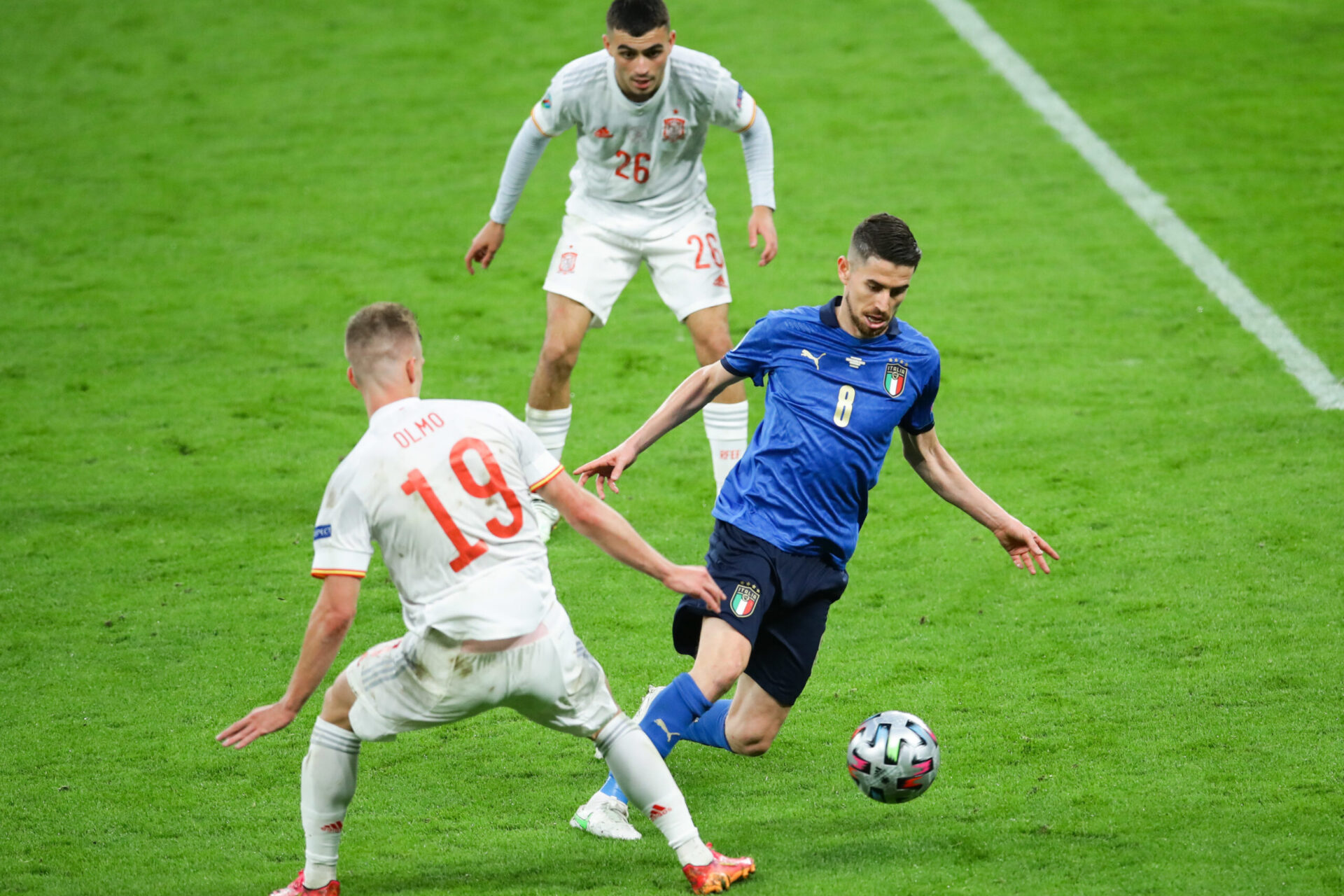 Jorginho face à Dani Olmo pendant la demi-finale de l'Euro 2020 face à l'Espagne (iconsport) Jorginho face à Dani Olmo pendant la demi-finale de l'Euro 2020 face à l'Espagne (iconsport)