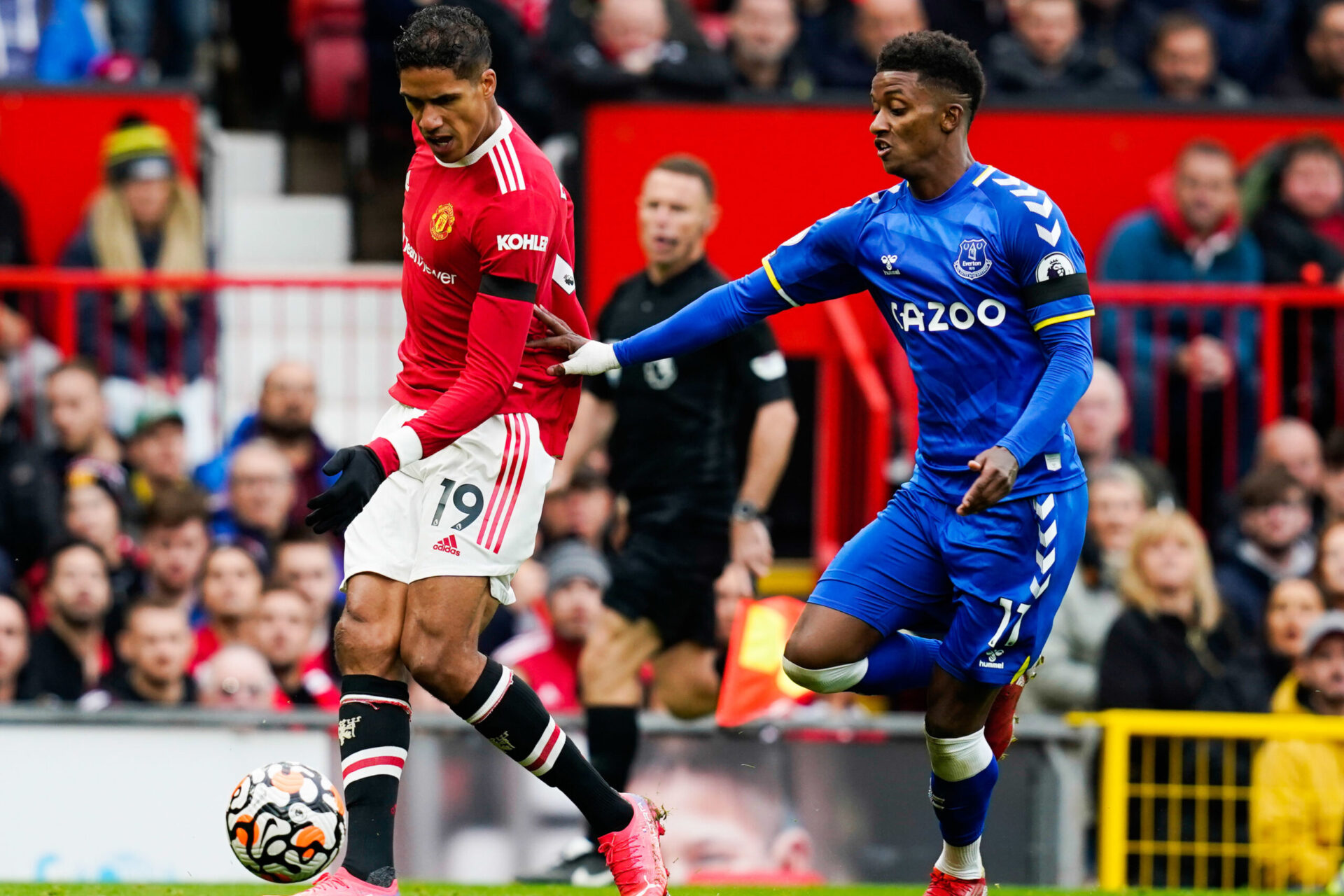 Alors que le programme de Manchester United est chargé, le club va devoir faire sans Raphaël Varane (iconsport)