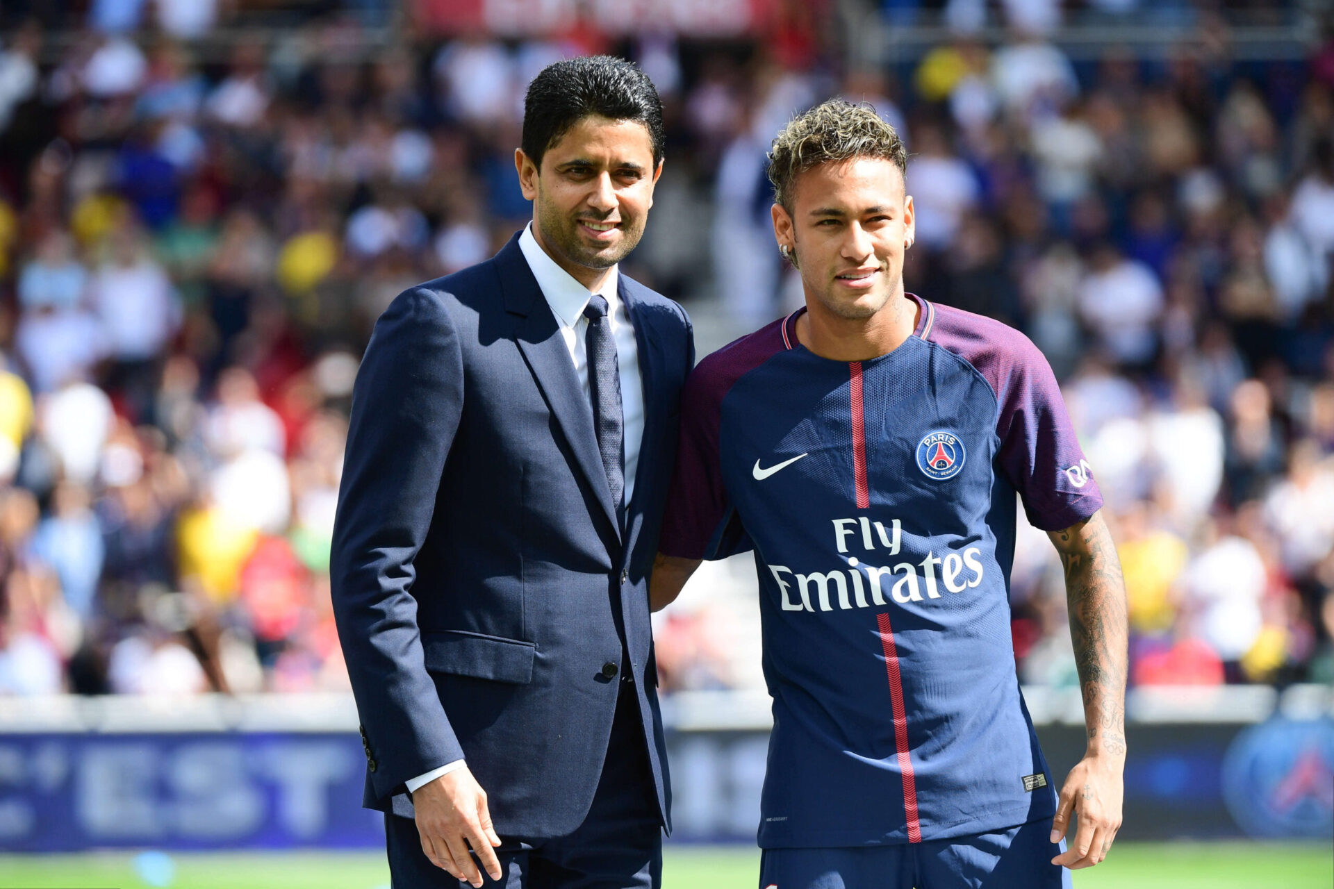 Neymar, aux côtés de Nasser Al-Khelaïfi lors de sa présentation au Parc des Princes, le 05 août 2017. Icon Sport