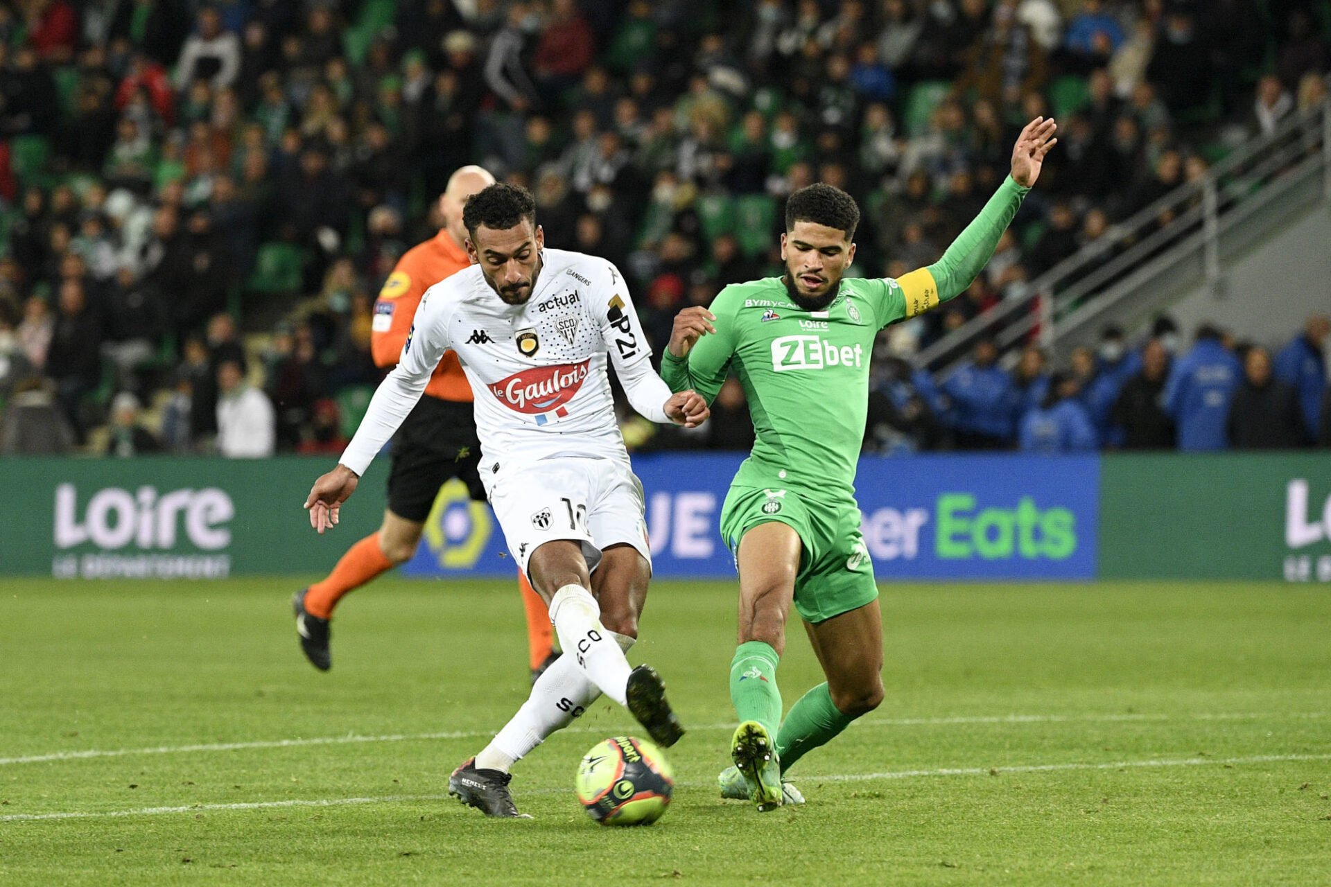 Angers a surpris un Saint-Etienne volontaire en premi&egrave;re p&eacute;riode. Icon Sport