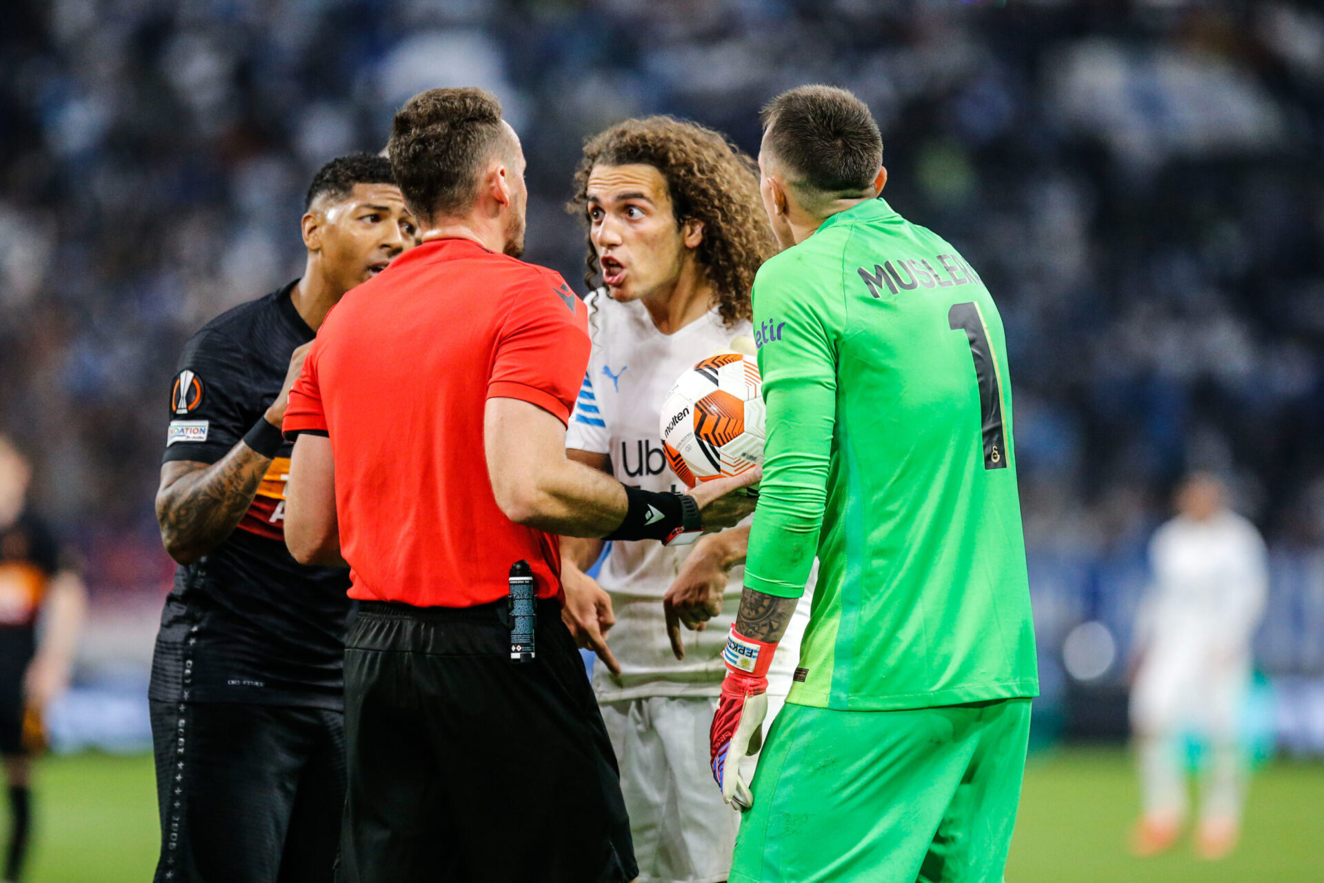 Mattéo Guendouzi, mécontent de la décision de Pawel Raczkowski, arbitre de la rencontre entre l'Olympique de Marseille et Galatasaray. Icon Sport