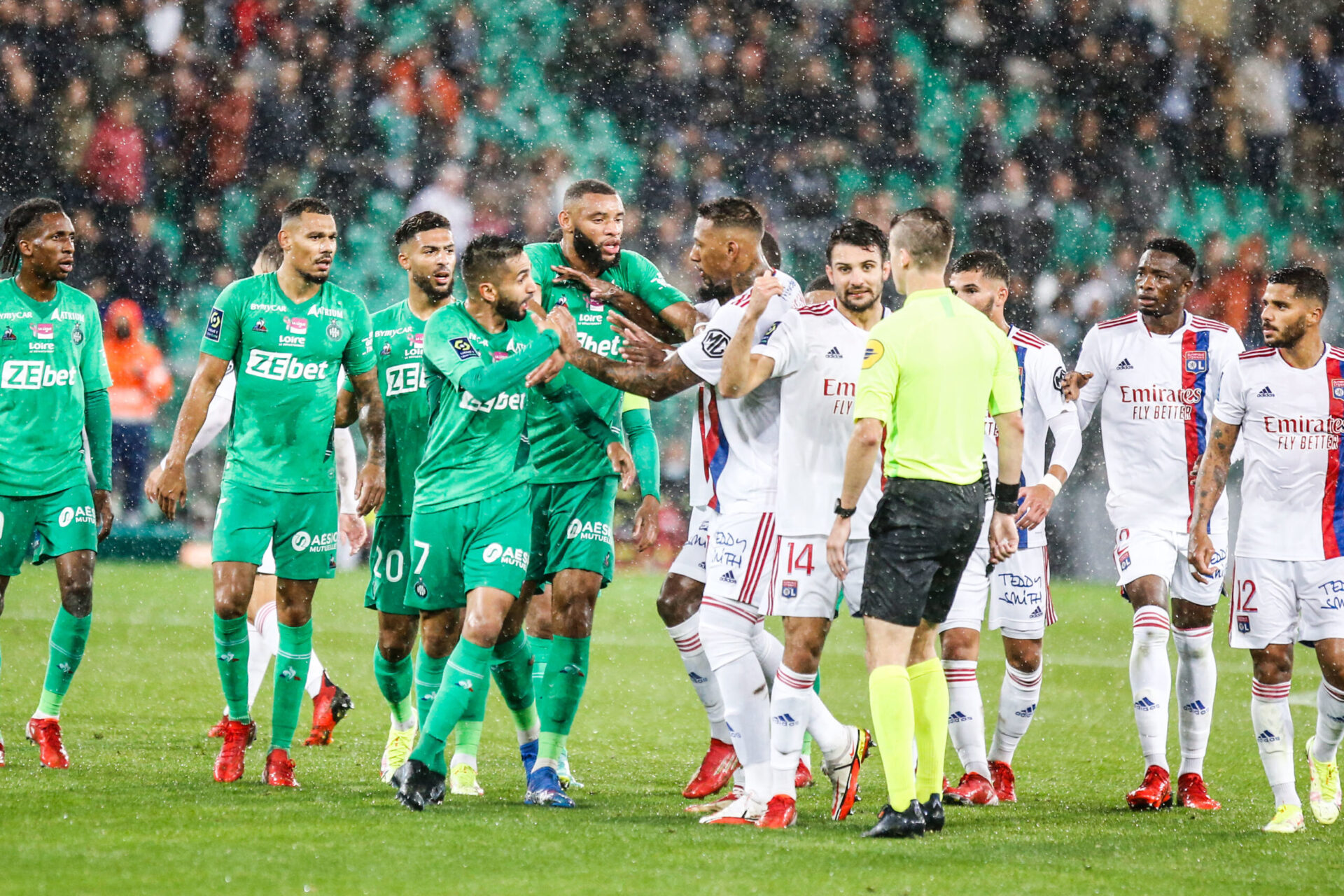 Des décisions jugées illogiques lors du match Saint-Etienne - OL (iconsport)