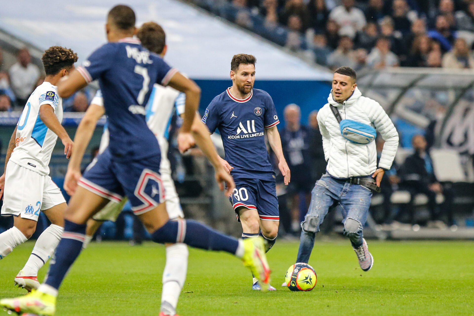 Un supporter a réussi à descendre sur le terrain et gêner une action parisienne (iconsport)