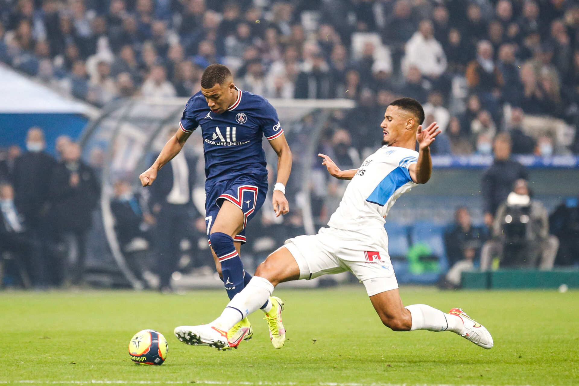 Le tacle merveilleux de William Saliba sur Kylian Mbappé à la 84e minute du match OM-PSG. Icon Sport Le tacle merveilleux de William Saliba sur Kylian Mbappé à la 84e minute du match OM-PSG. Icon Sport