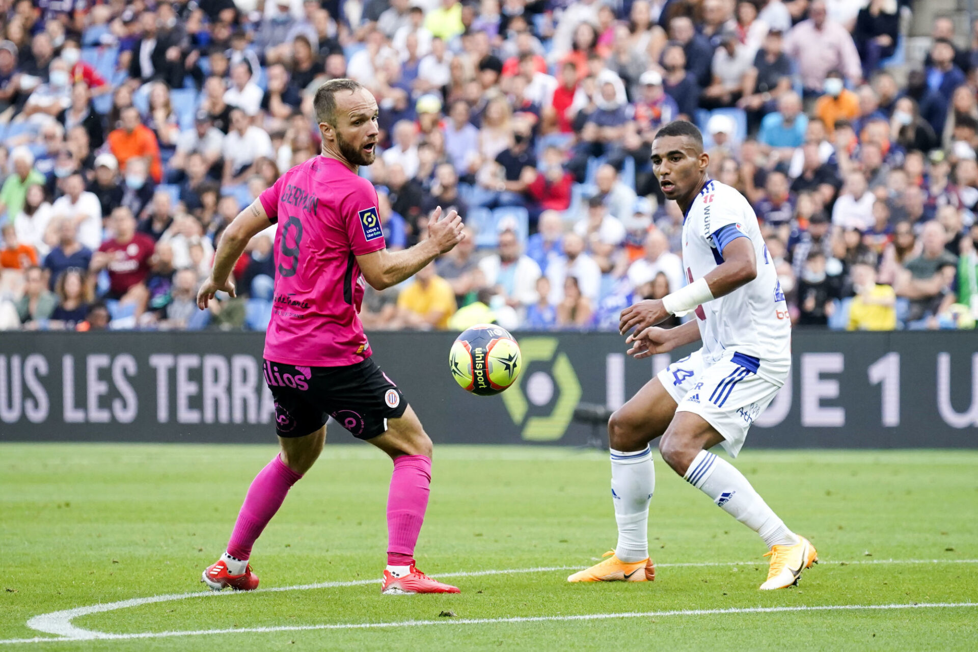 Le défenseur de Strasbourg Alexander Djiku (à droite) a souvent fait vivre un enfer aux attaquants de Montpellier, ici Valère Germain. Icon Sport