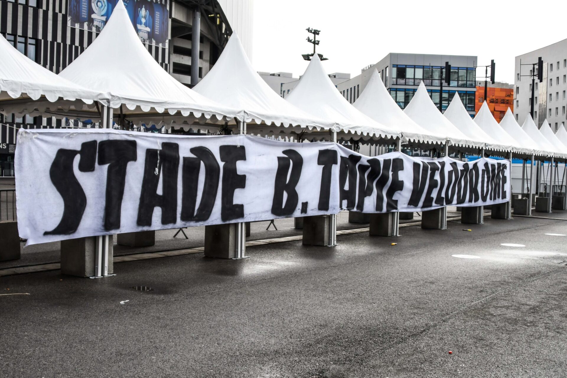 Des voix s'élèvent pour rebaptiser l'Orange Vélodrome en stade Bernard Tapie (IconSport)