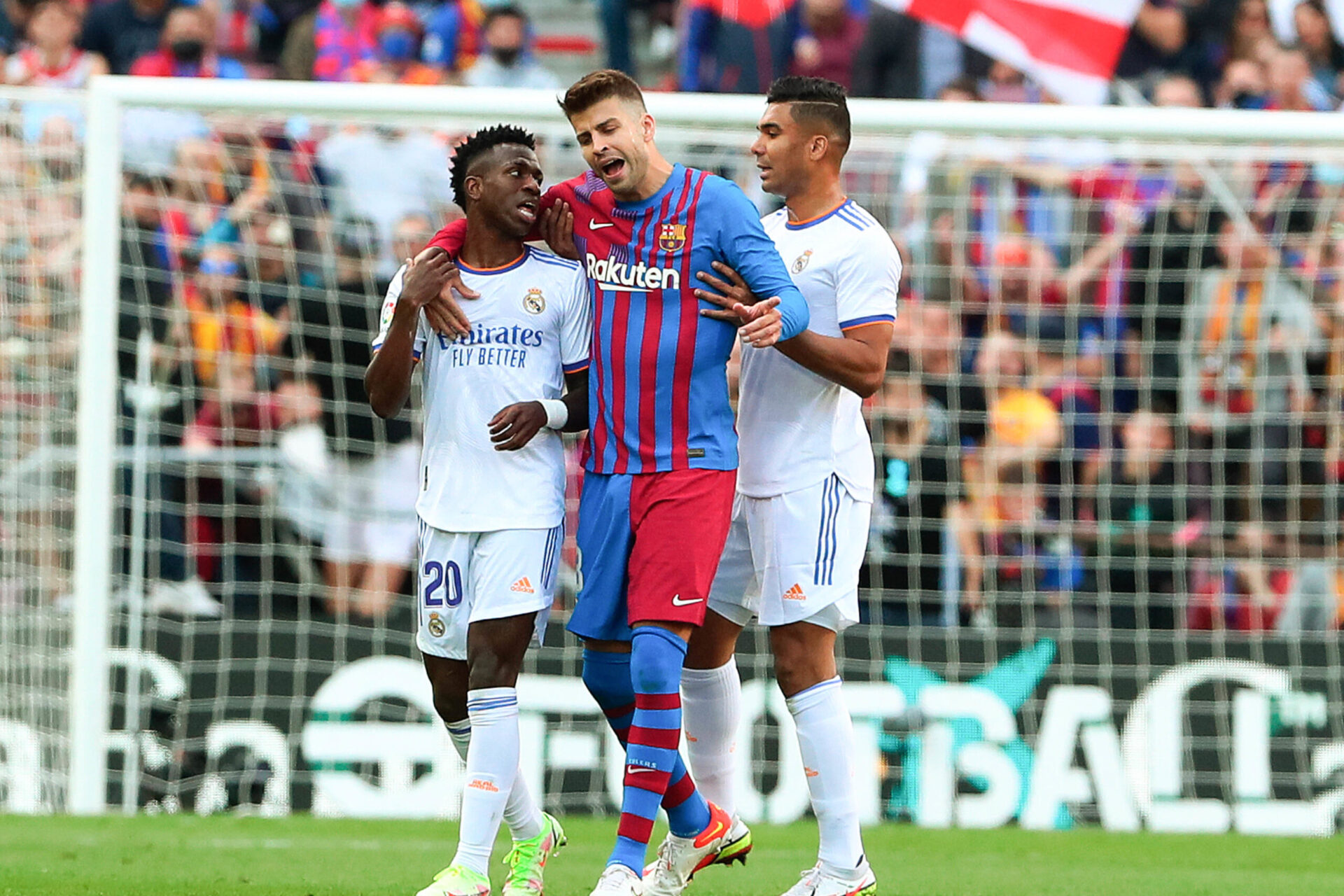 Vinicius, Piqu&eacute; et Casemiro lors de la rencontre entre le FC Barcelone et le Real Madrid (1-2), le dimanche 24 octobre 2021 (IconSport)