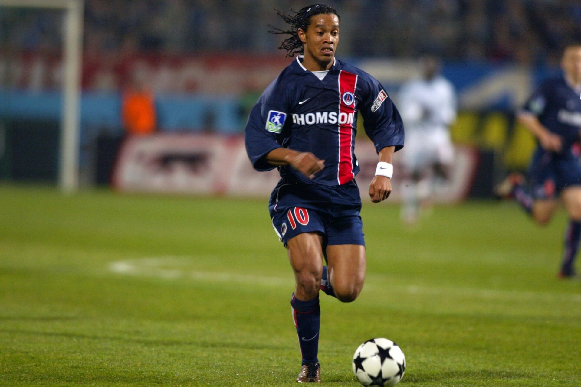 Ronaldinho a salu&eacute; les supporters du PSG avec &eacute;motion avant le coup d'envoi contre Leipzig. Icon Sport