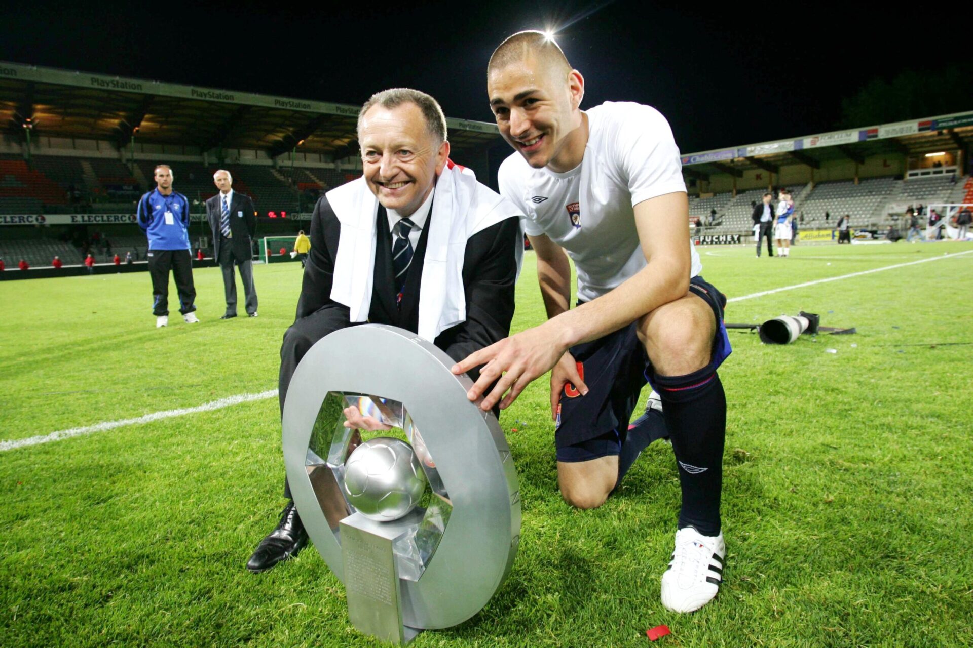 Jean-Michel Aulas, aux c&ocirc;t&eacute;s de Karim Benzema, lors de la c&eacute;l&eacute;bration du titre de champion de France en 2008. Icon Sport