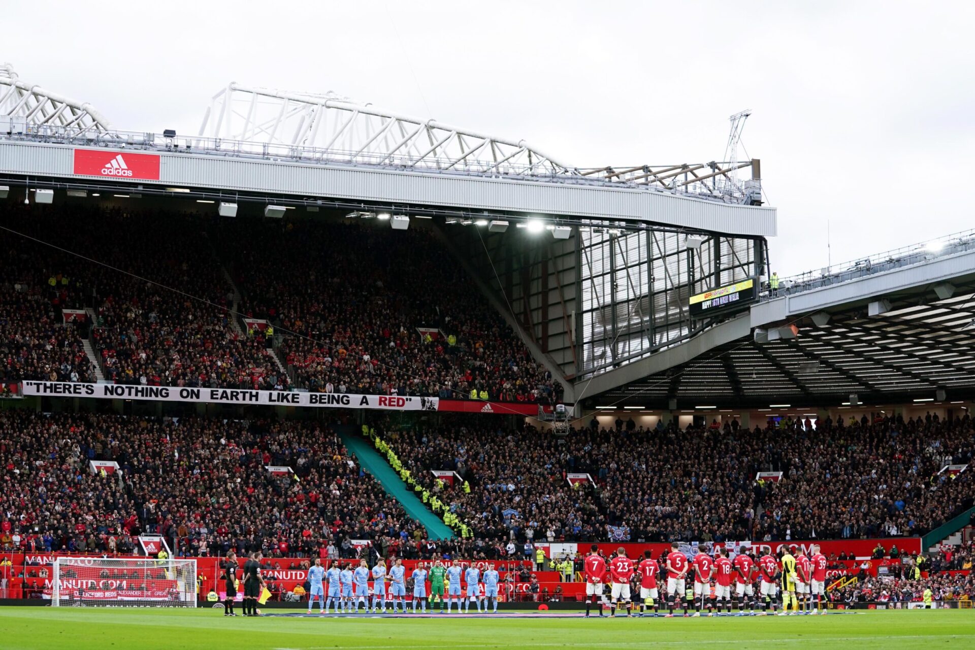 Une minute d'applaudissement a été respecté à Old Trafford en hommage aux victimes des deux Guerres Mondiales, avant le derby entre Manchester United et Manchester City. Icon Sport Une minute d'applaudissement a été respecté à Old Trafford en hommage aux victimes des deux Guerres Mondiales, avant le derby entre Manchester United et Manchester City. Icon Sport