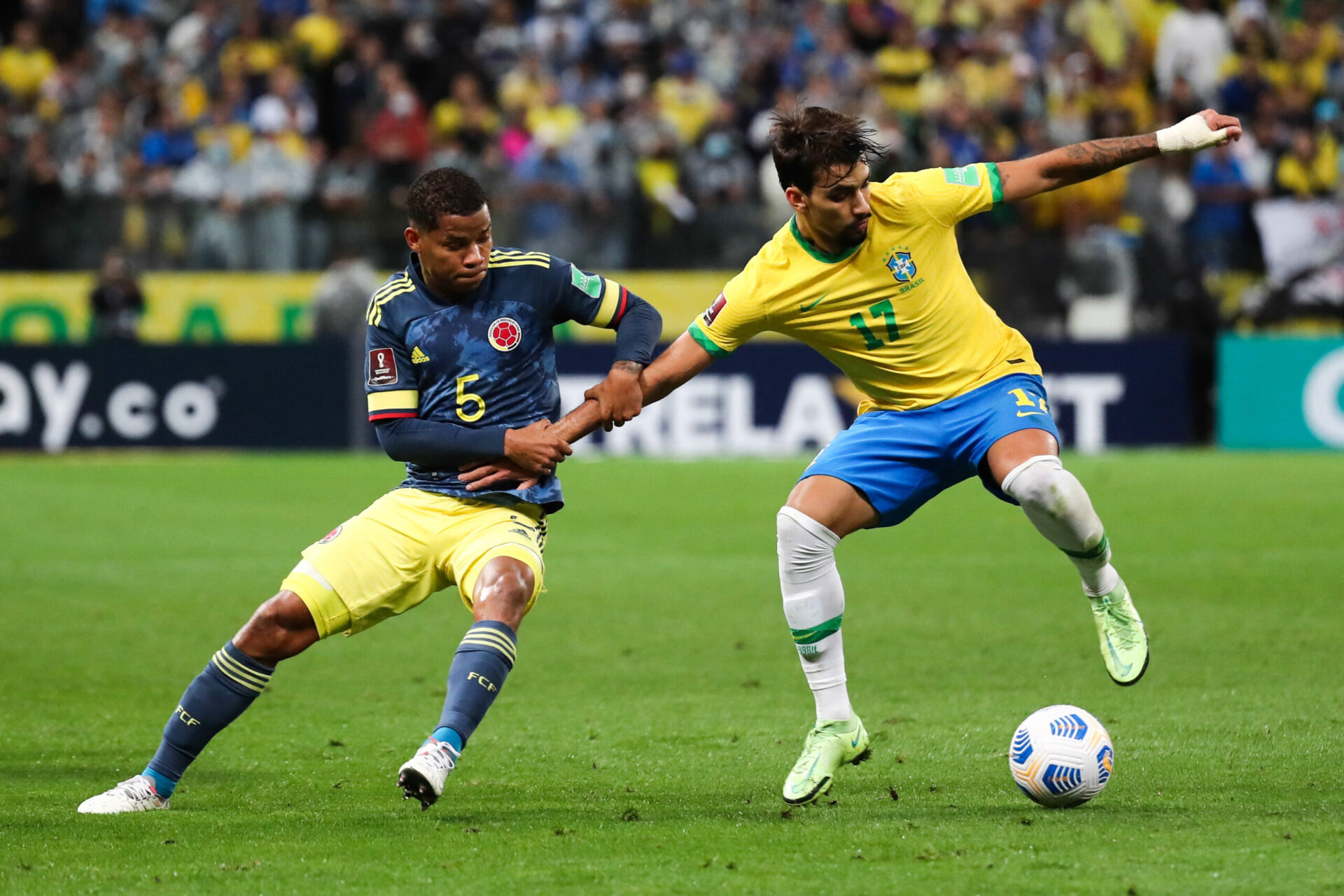 Lucas Paquetá devant Wilmas Barrios, lors de la rencontre entre le Brésil et la Colombie, à l'Arena de São Paulo. Icon Sport
