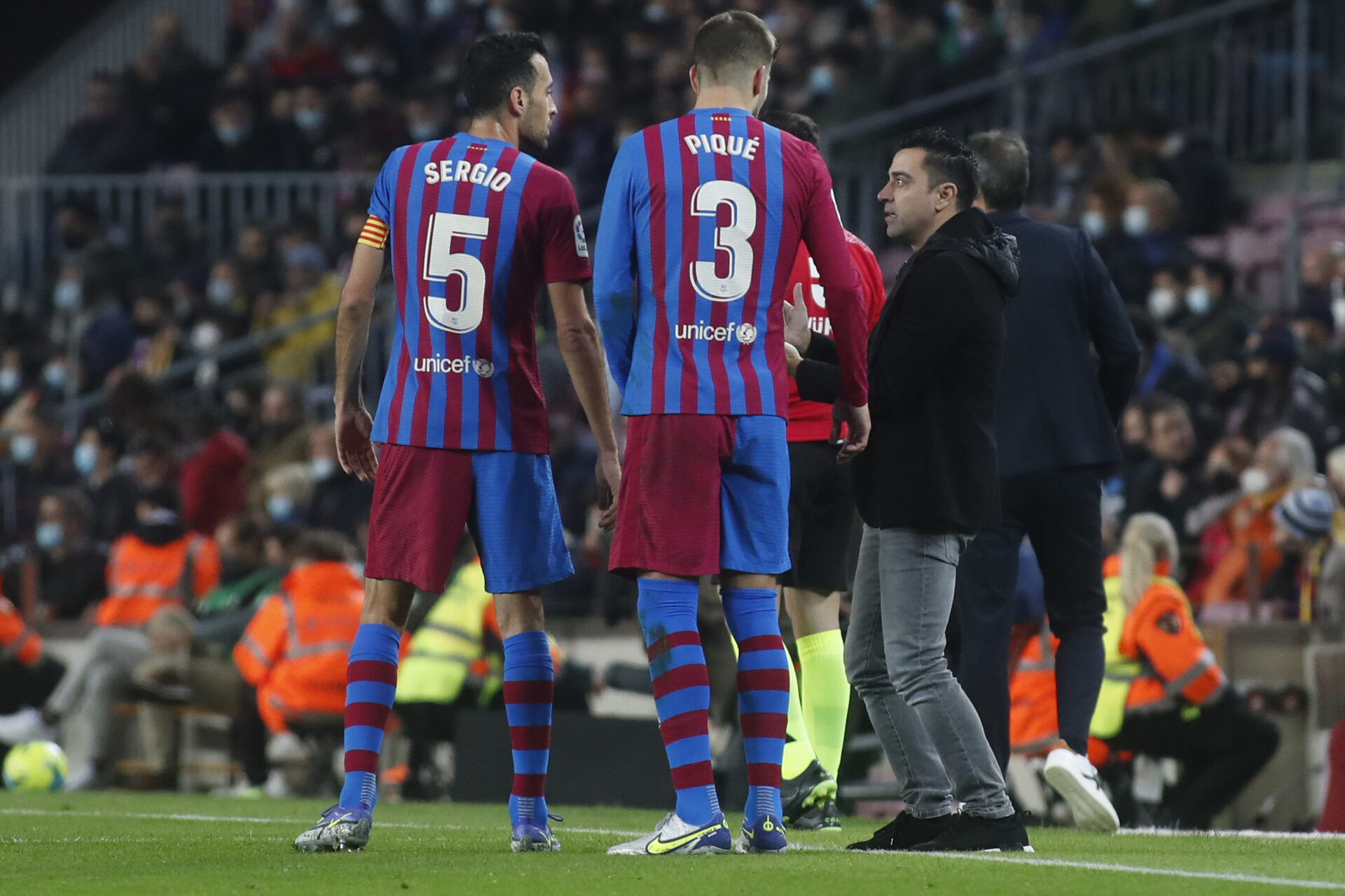 Xavi donne des consignes à ses deux joueurs, Sergio Busquets et Gerard Piqué, qu'il connaît très bien. Icon Sport
